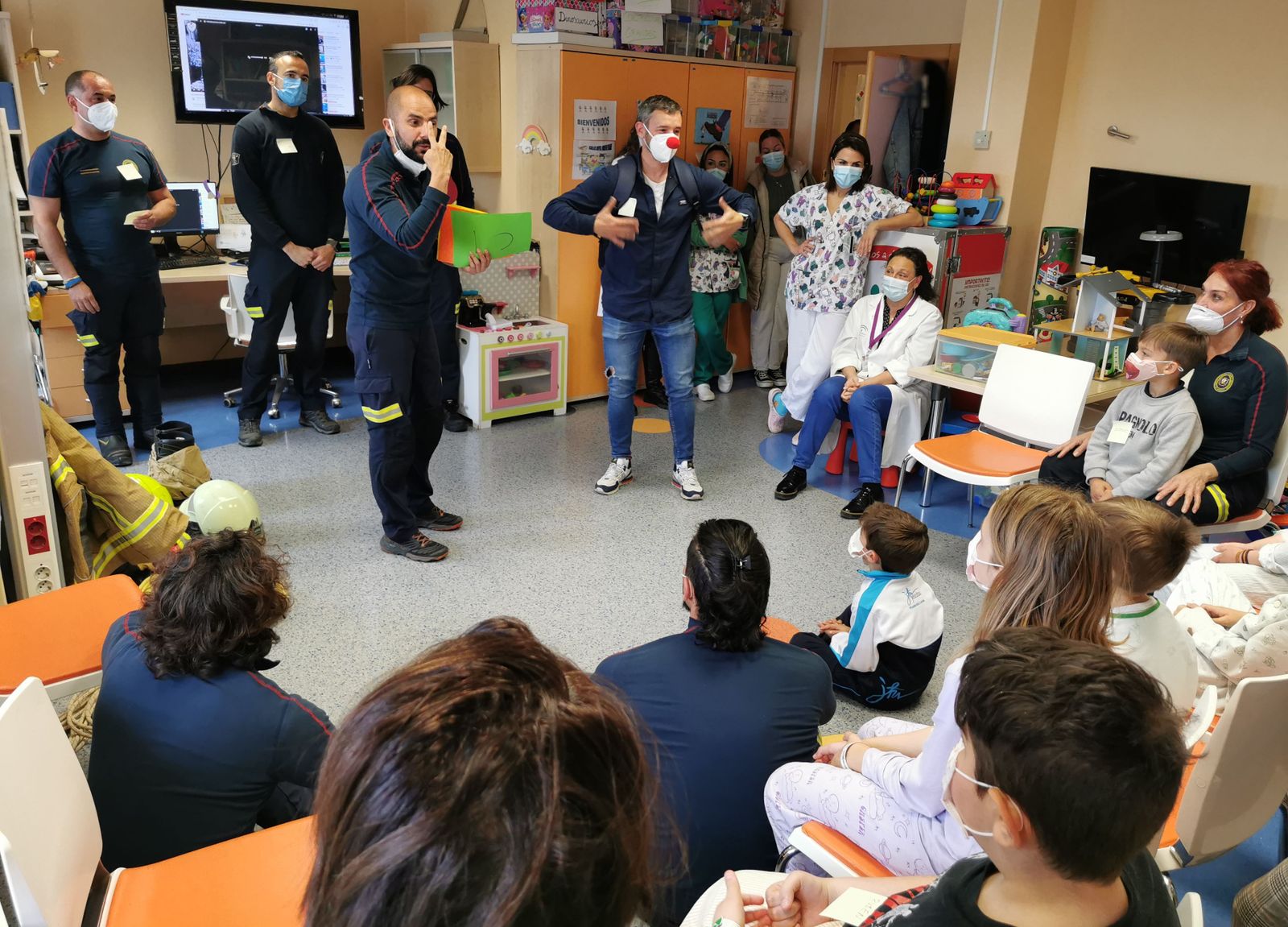 Los Bomberos de Dos Hermanas visitan a los niños ingresados en Valme