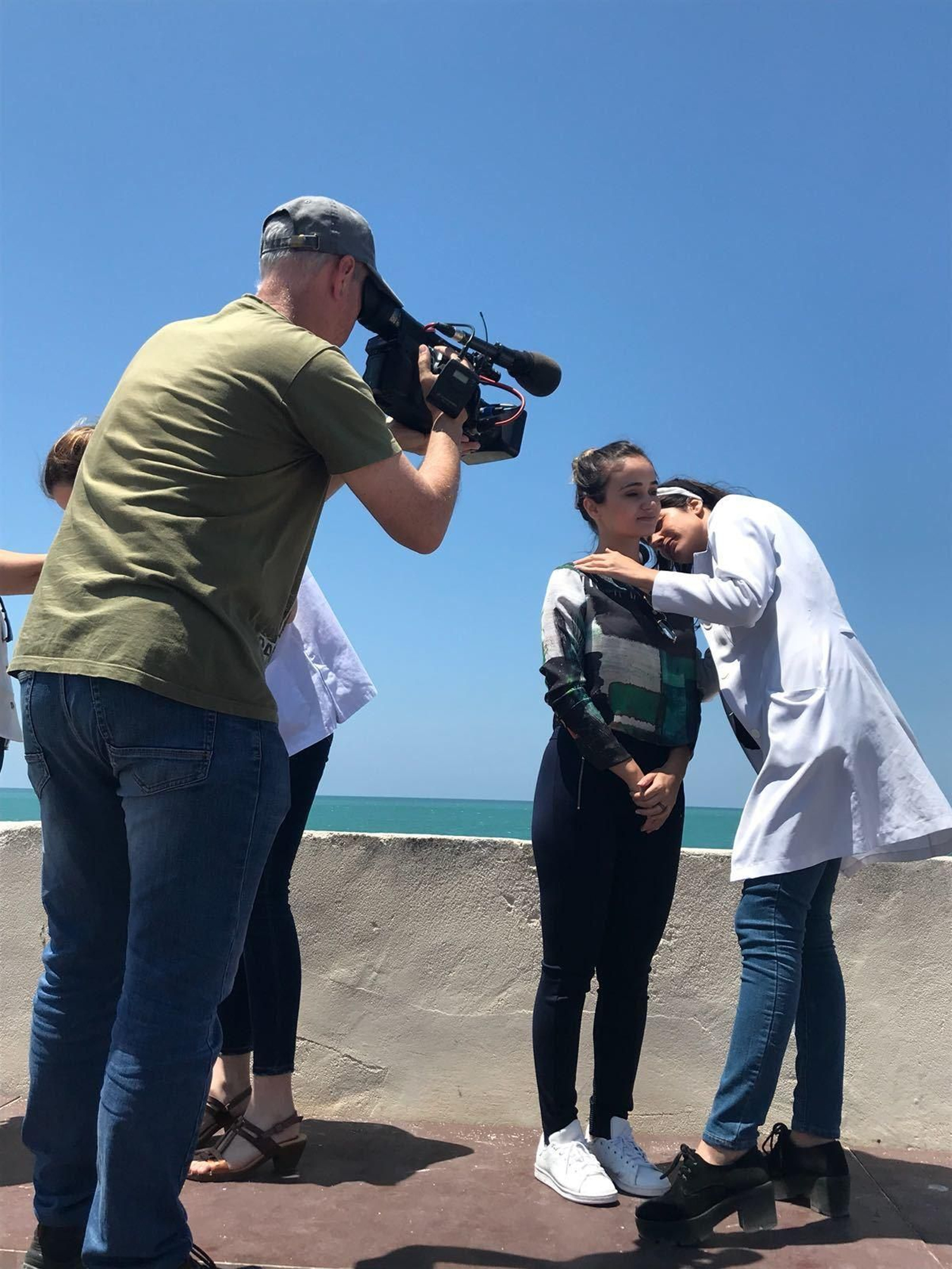 Una de las participantes en la campaña examina a una chica en la playa.