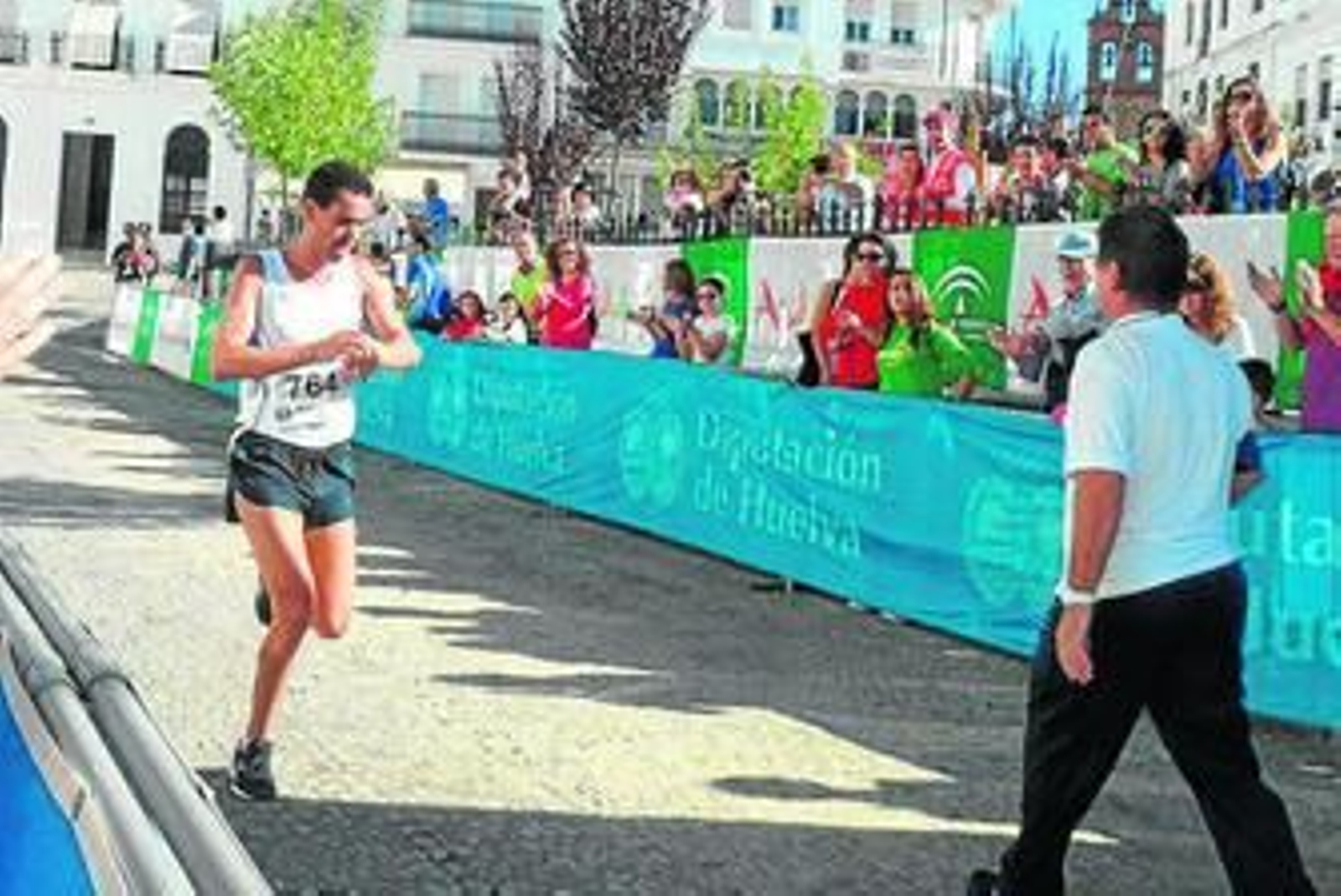 Alí El Fghir se dispone a cruzar la línea de meta con un tiempo de 1:17.34.