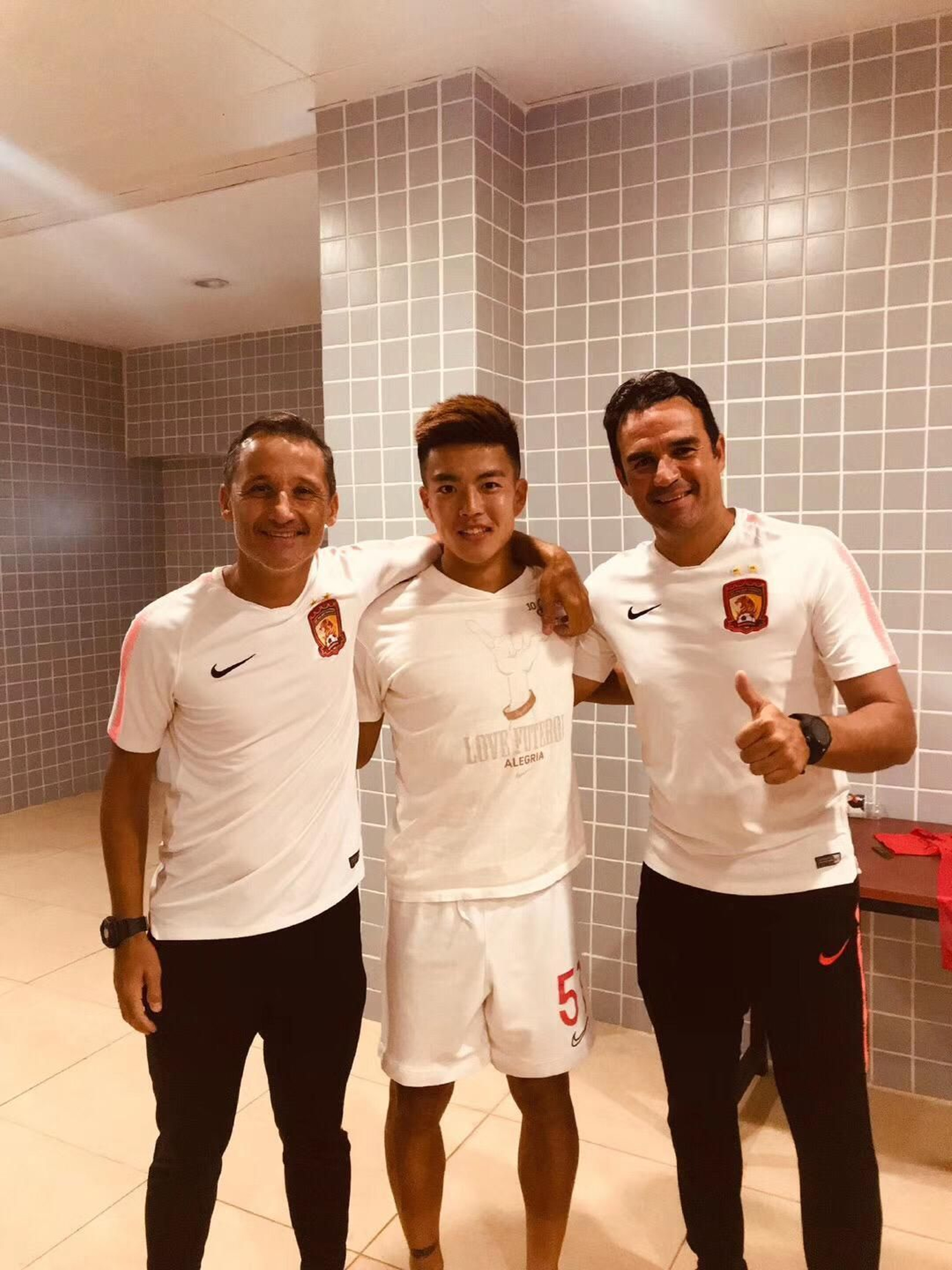 Alberto Toril, a la derecha con el pulgar levantado, junto a Daniel Sánchez, a la izquierda, y un integrante de su cuerpo técnico.