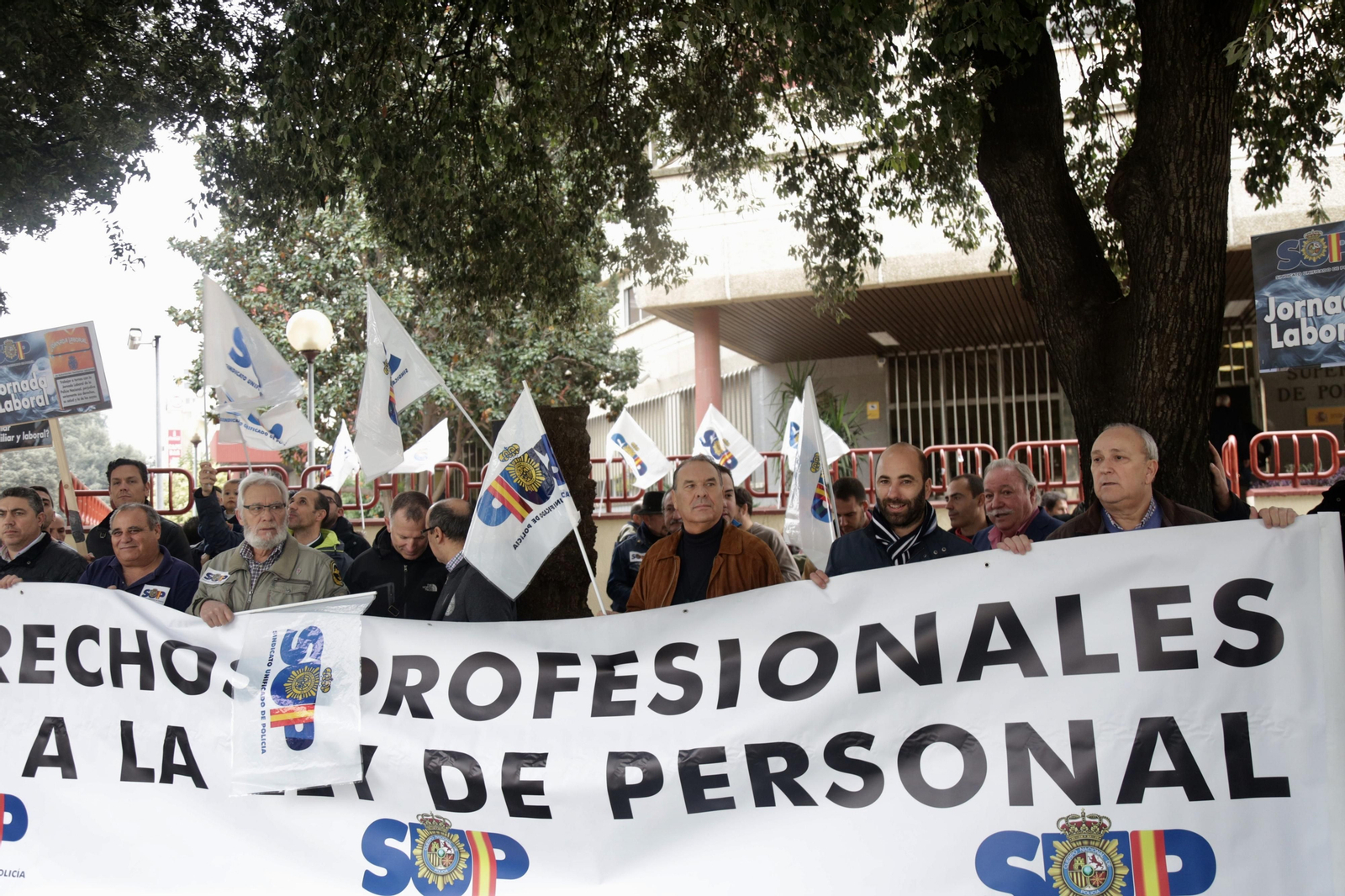 Miembros del SUP, ante la sede de la Jefatura Superior de la Policía Nacional.
