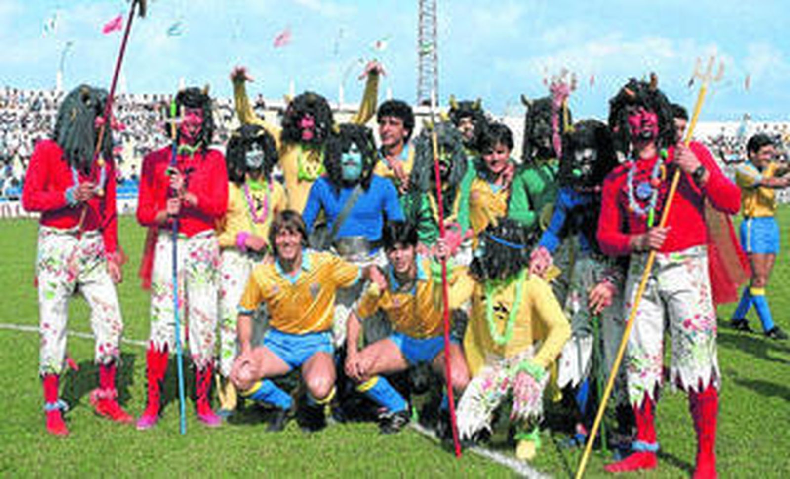 La chirigota en un partido del Cádiz, que ascendió ese año, posando junto a algunos de los jugadores, entre ellos los Mejías, primos de los Villegas.
