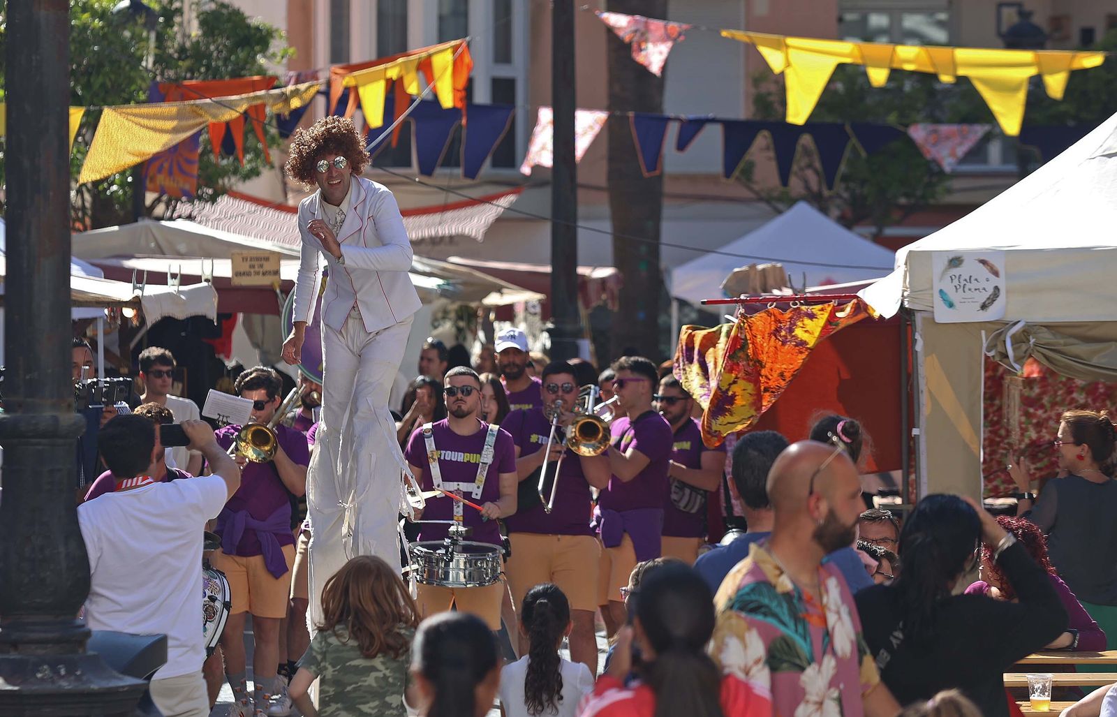 El mercadillo hippie de la Fiesta de la Primavera de La Línea, en imágenes