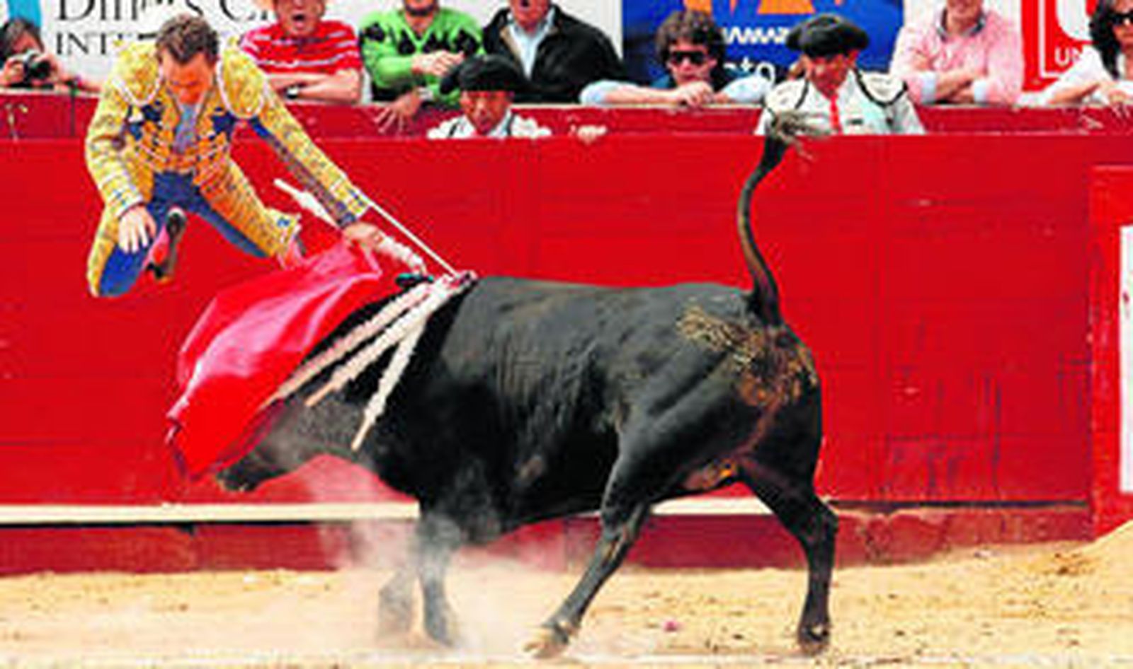 Rafaelillo es despedido por los aires después de recibir la cornada en el muslo izquierdo del quinto toro de la tarde.