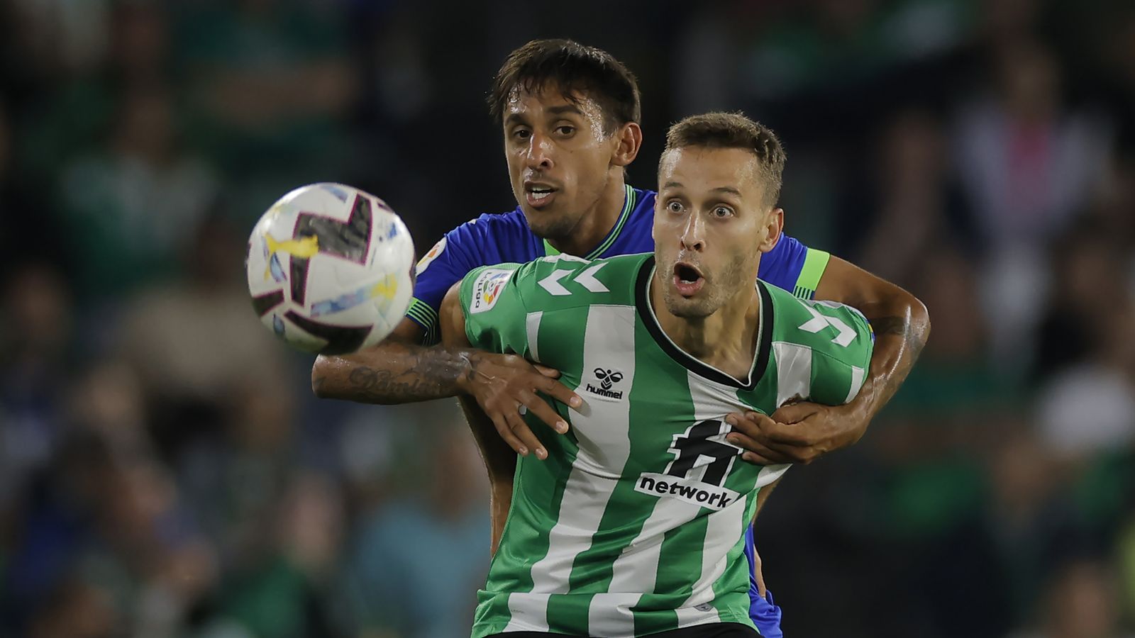 Canales trata de quedarse con un balón ante Damián Suárez.
