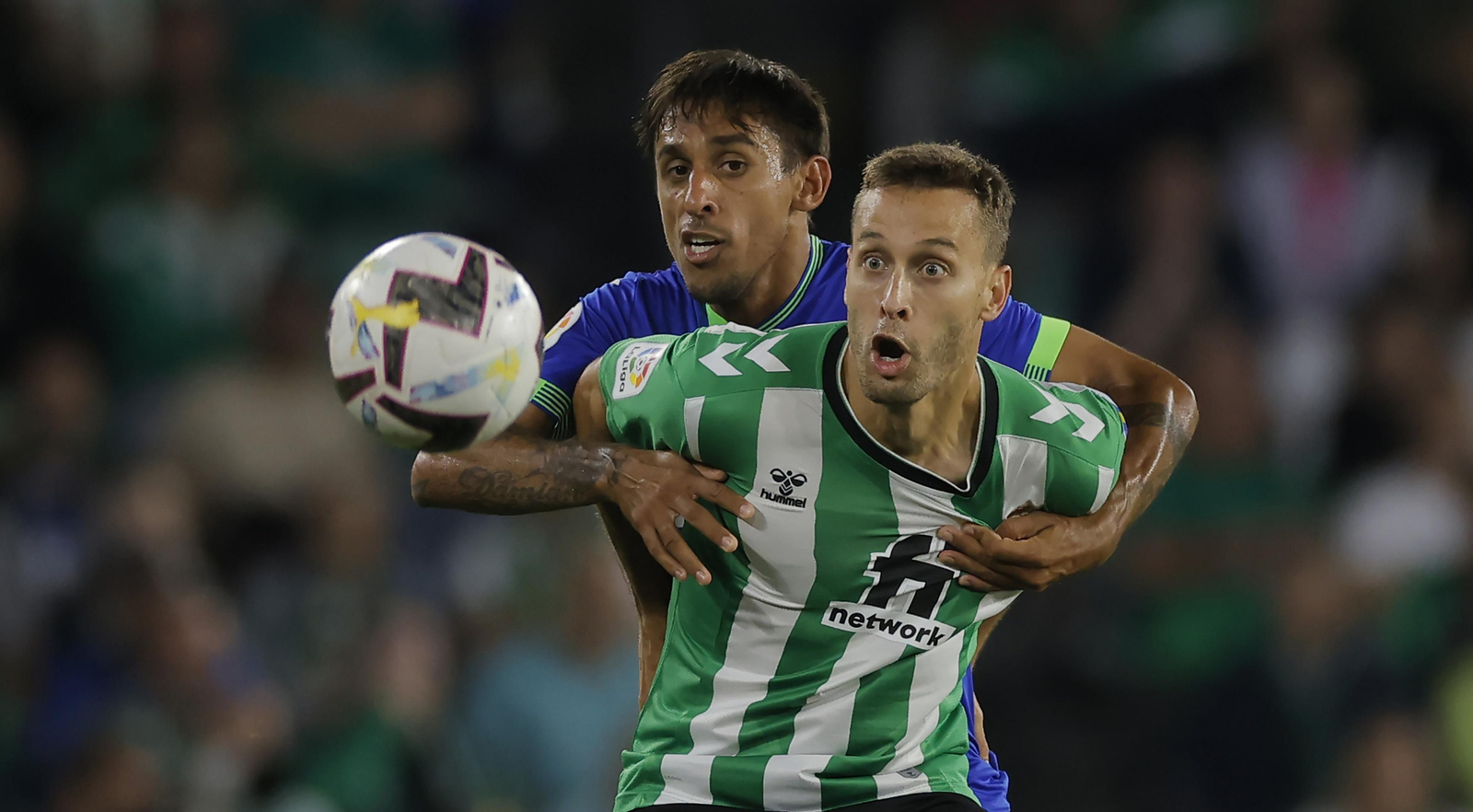 Canales trata de quedarse con un balón ante Damián Suárez.