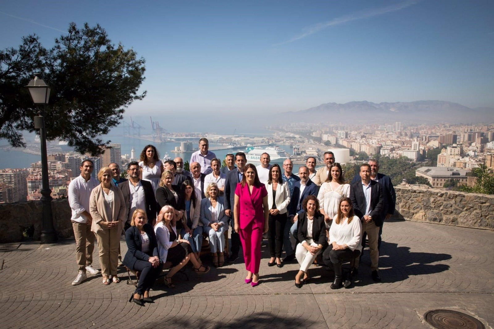 La candidata de Ciudadanos (CS) a la Alcaldía de Málaga, Noelia Losada, junto con integrantes de la lista. La candidata de Ciudadanos (CS) a la Alcaldía de Málaga, Noelia Losada, junto con integrantes de la lista.