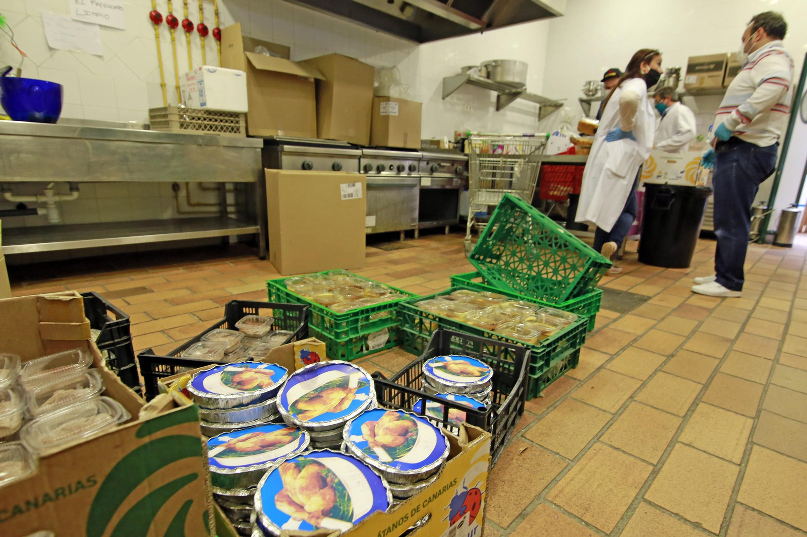 Imágenes de la iniciativa de los 'Costaleros Solidarios' contra el coronavirus en Jerez