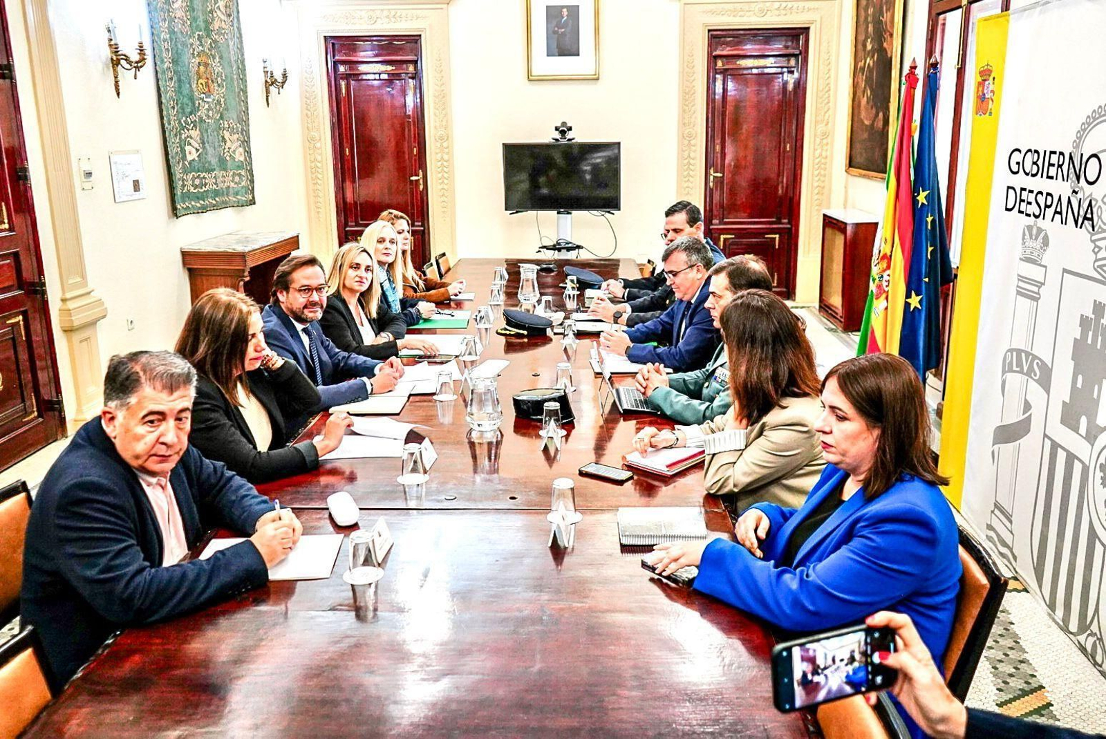 Mesa política de los Cortes de Luz celebrada en el Subdelegación del Gobierno.