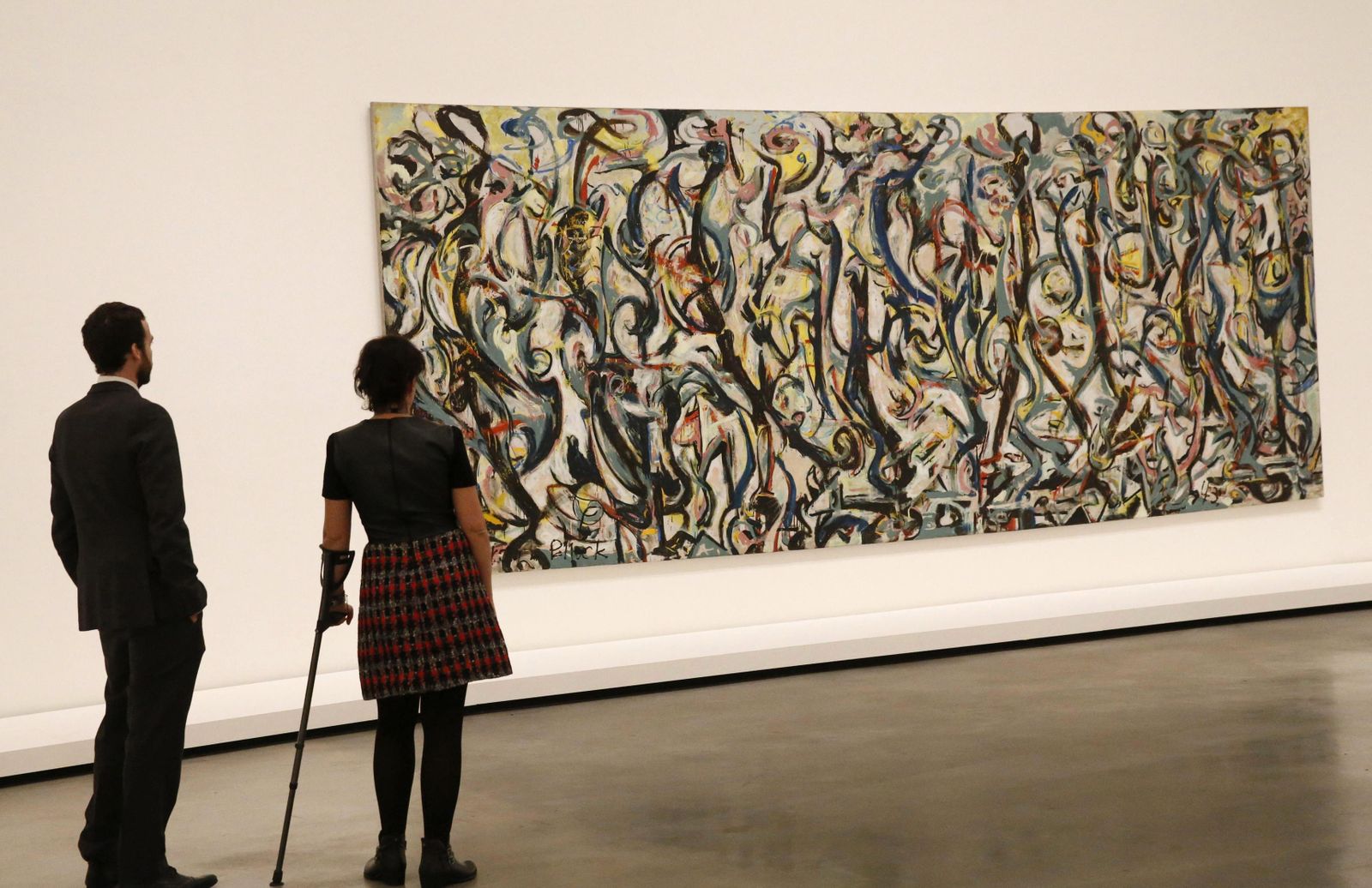 1.  El 'Mural' de Pollock. 2. Una persona observa algunas obras de Mark Rothko que incluye la exposición. 3. El óleo 'PH-950' (1950) de Clyfford Still. 4. 'Galaxia (Galaxy)', una pintura de Barnett Newman de 1949. 5. 'El porche (The Porch)', un lienzo de Philip Guston fechado entre 1946 y 1947. 6. 'Europa' (1957), una pieza de Helen Frankenthaler. 7. 'Sin título (1939)', de Willem De Kooning.