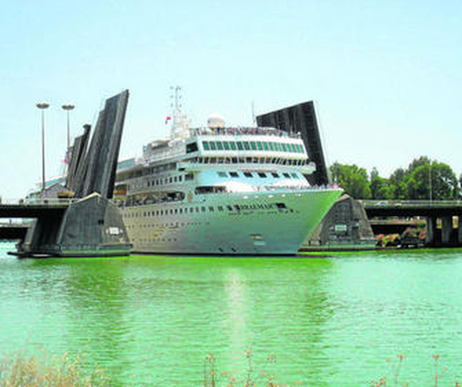 El 'Braemar', de 195 metros de eslora, es uno de los cruceros más grandes que han atracado en el puerto de Sevilla.