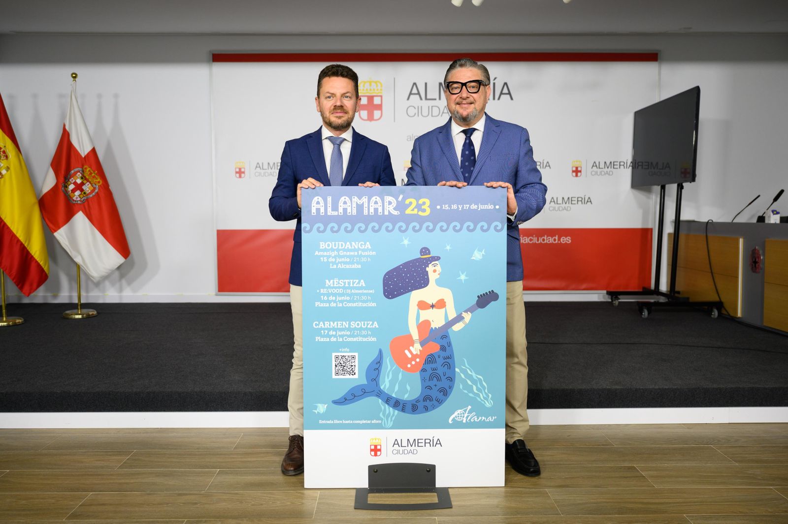 El delegado de Cultura, José Ángel Vélez junto al concejal de Cultura de Almería, Diego Cruz presentando el Festival Alamar.