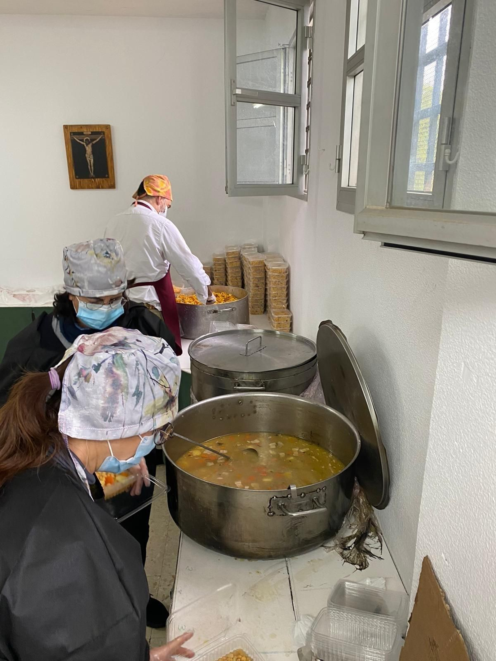 Elaboración de alimentos por parte de Cáritas.