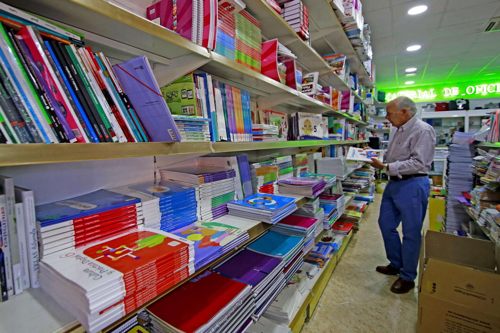 La 'Librería y papelería Recio' que regenta Juan Recio desde hace 37 años