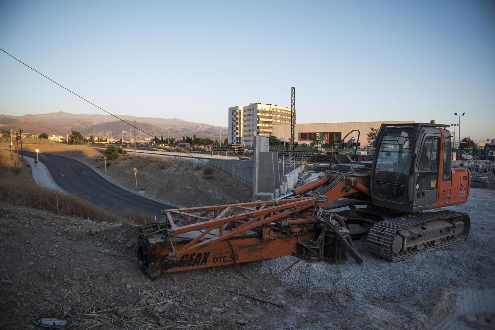 Las obras para la integración del AVE continuaban ayer por la noche.