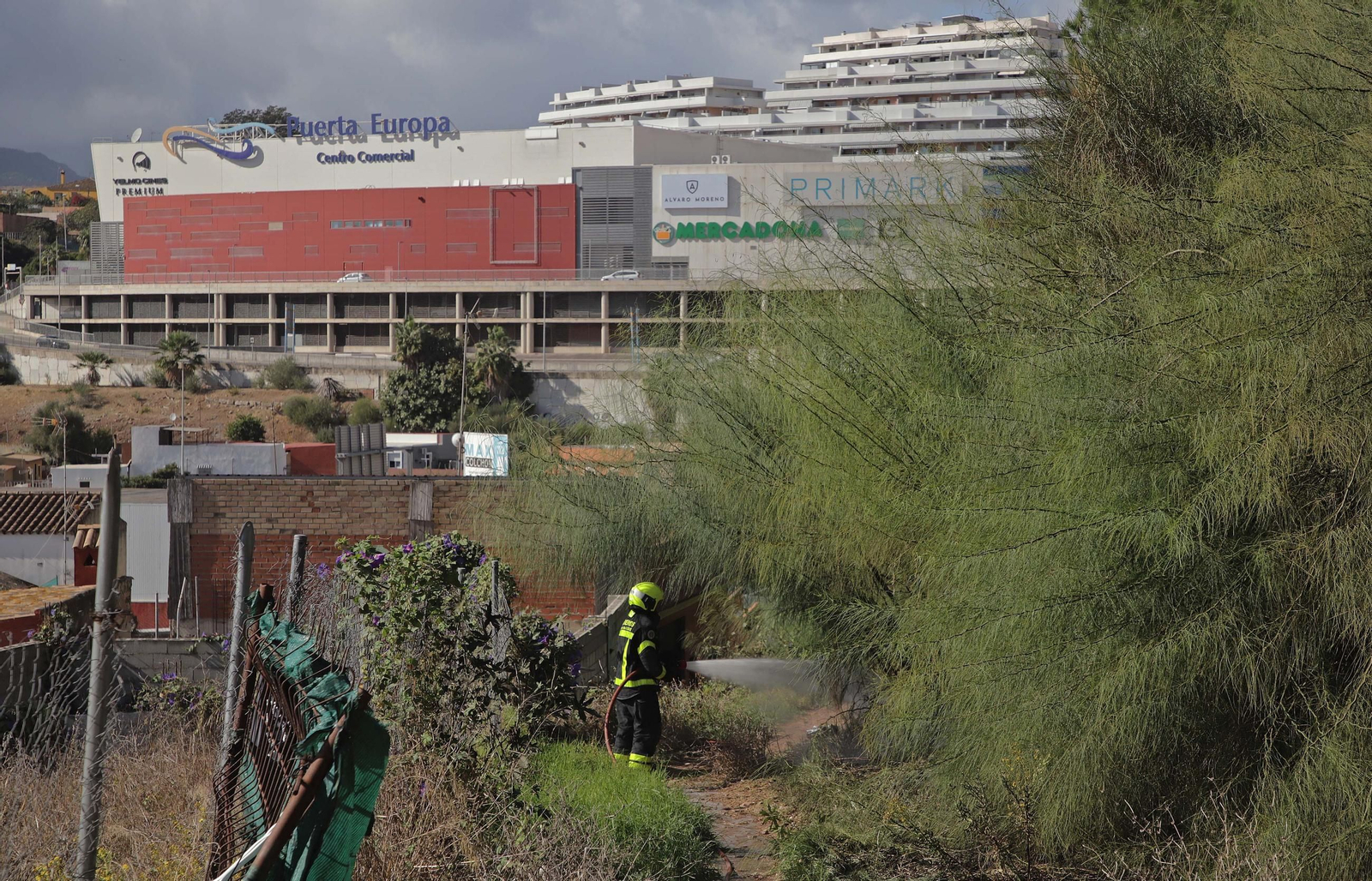 Fotos del incendio cercano al Bahía Park en la calle Sardina de Algeciras