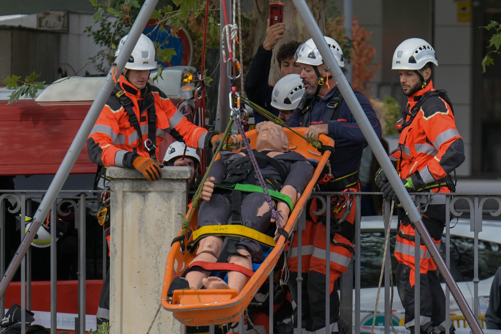 Fotos: Las mejores imágenes del simulacro de rescate de un coche accidentado en el río Genil de Granada