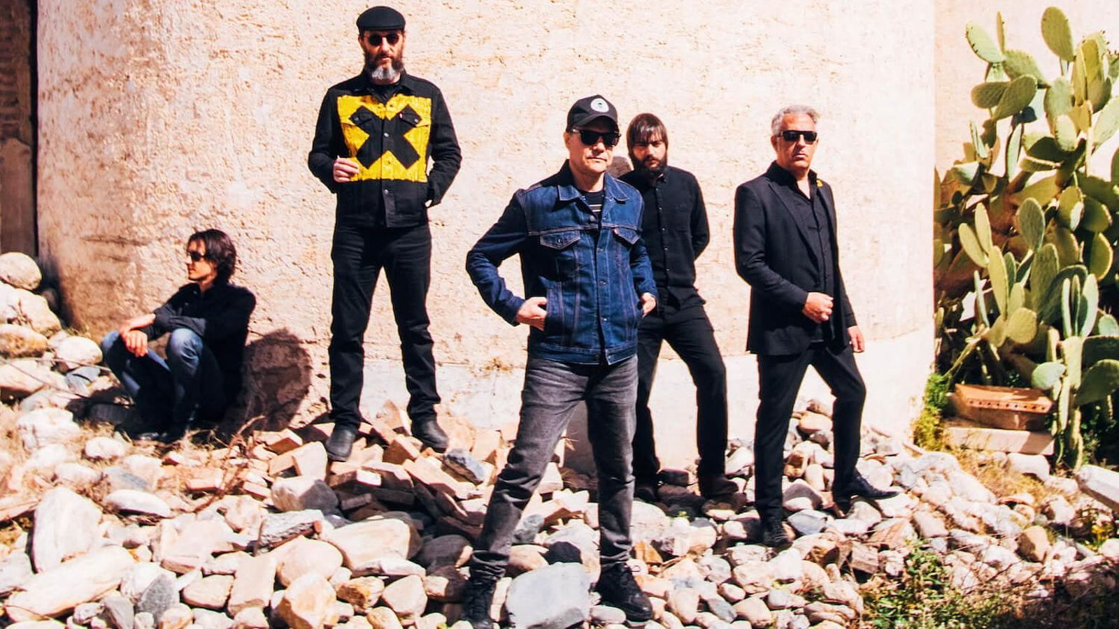 Los Planetas, referentes del rock alternativo español, actuarán el 21 de marzo de 2026 en el Teatro Cervantes de Linares dentro del festival Stereo Linares Underground, con un concierto esencial que repasará más de tres décadas de himnos del indie nacional.