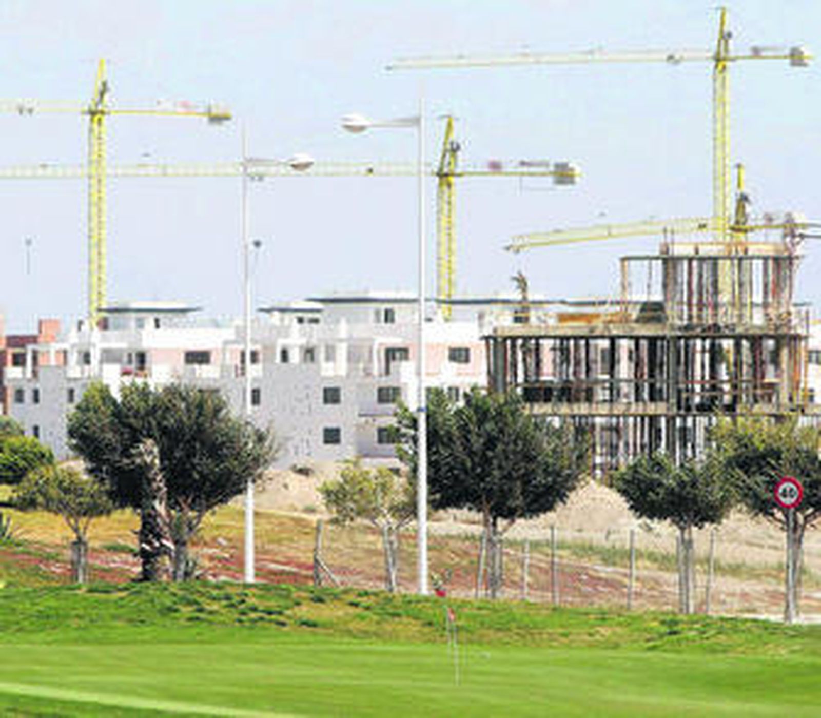 En El Toyo seguirán viéndose grúas por las promociones que aún no se han construido.