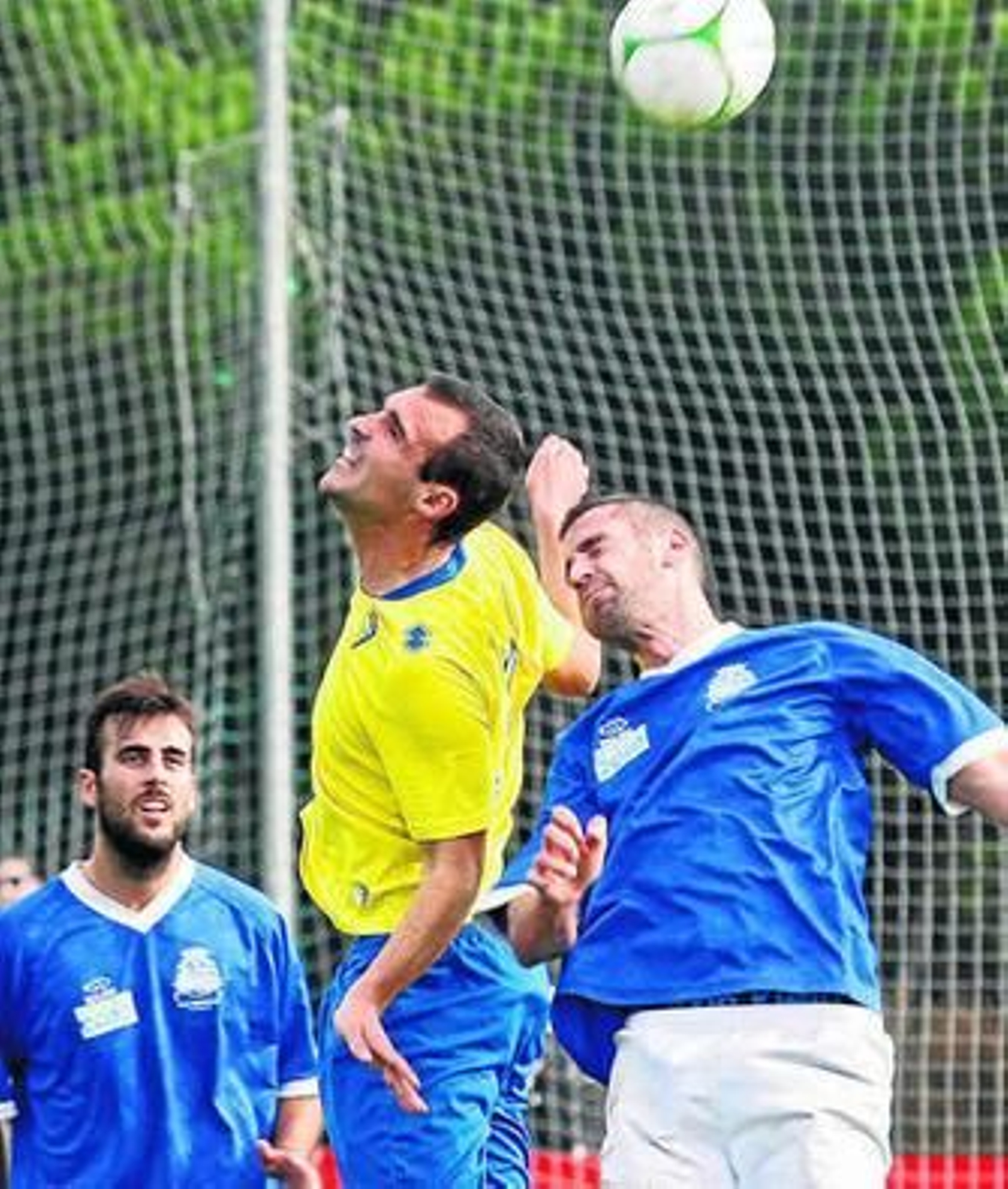 El balonista Dani Velázquez (i) salta con el bazanero Lagóstena.