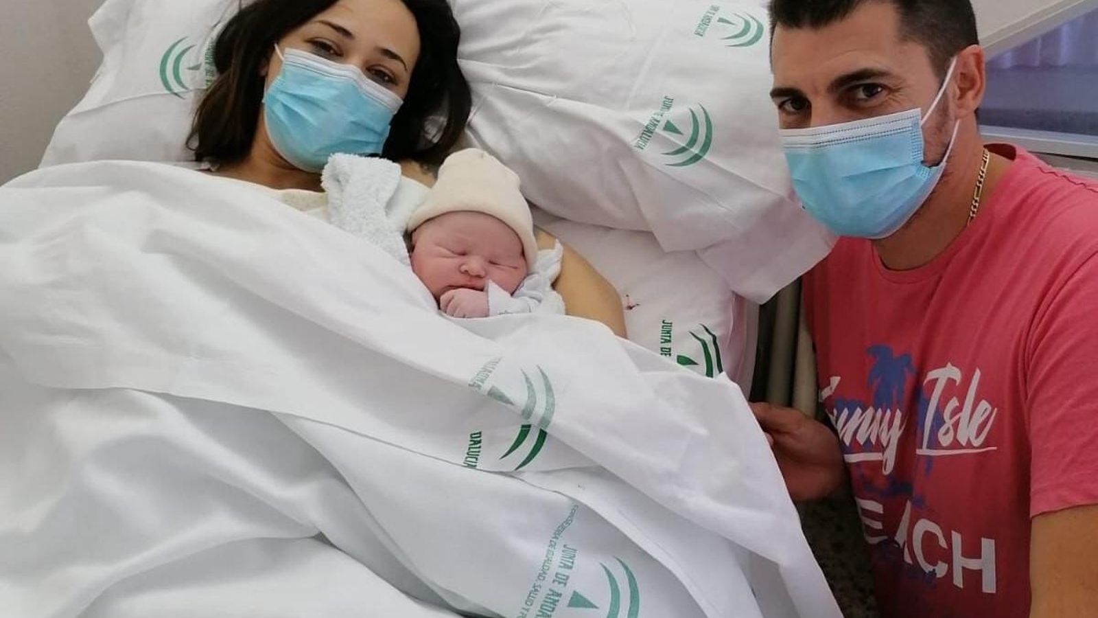 Jimena, con sus padres en el Hospital de Cabra.