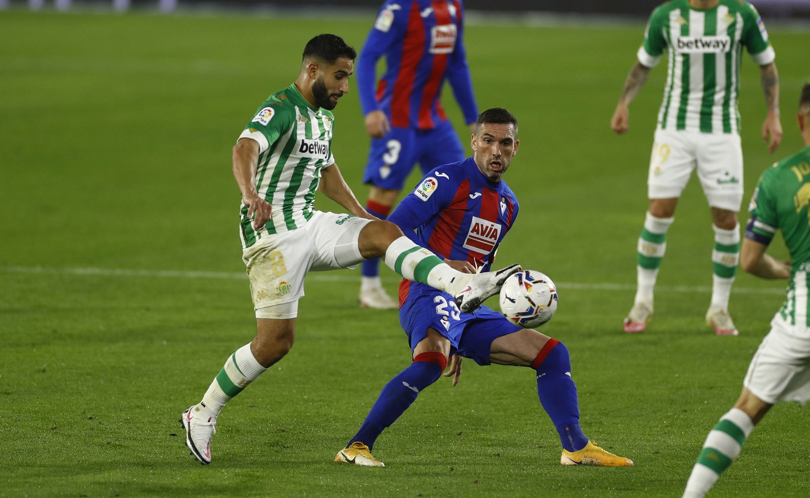 Fekir controla ante Arbilla.