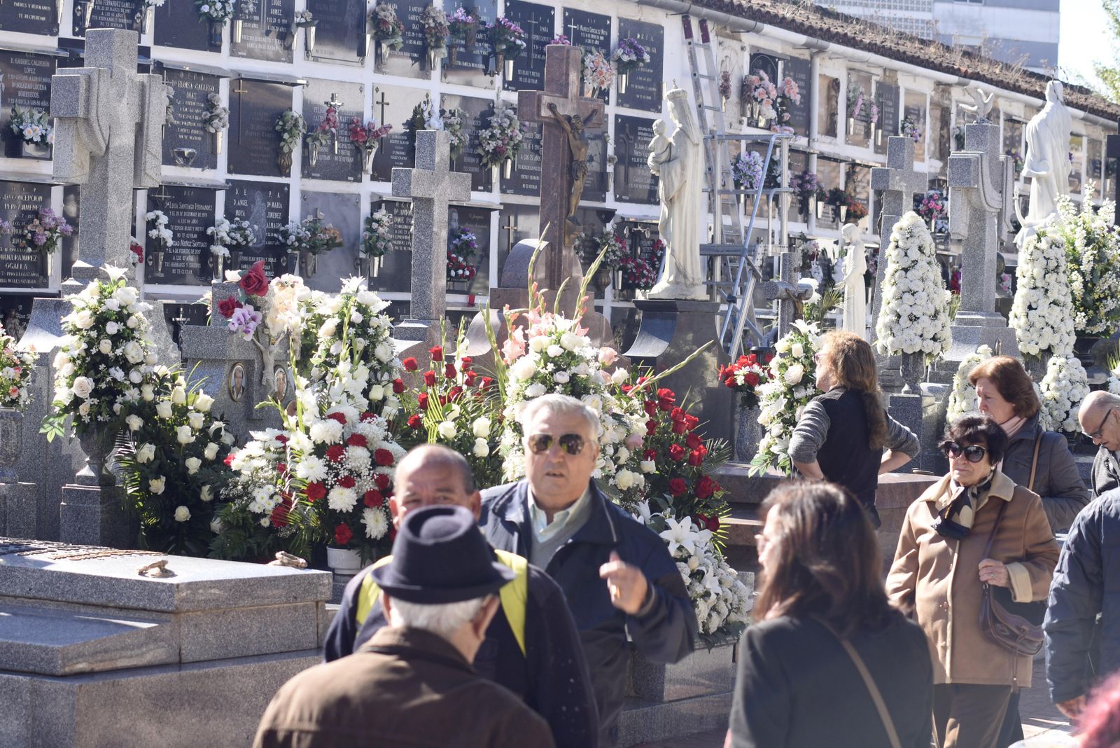 Un río de personas circula por los pasillos del cementerio de San Rafael.