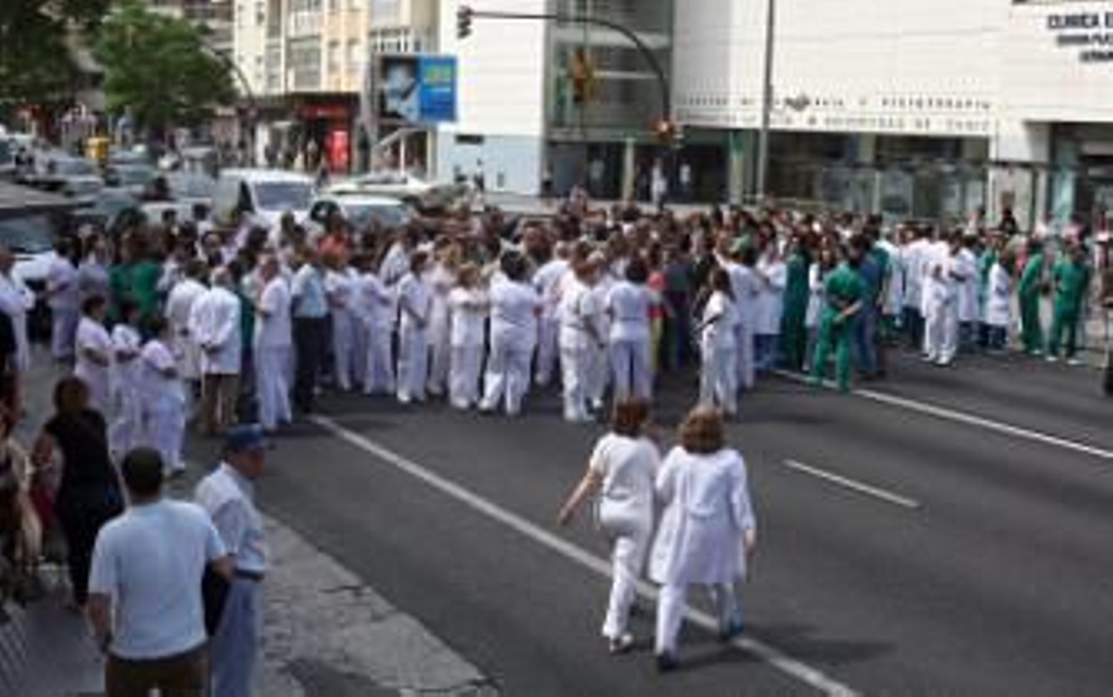 El Colegio de Médicos acusa al SAS de tenerles "al límite de la extenuación"