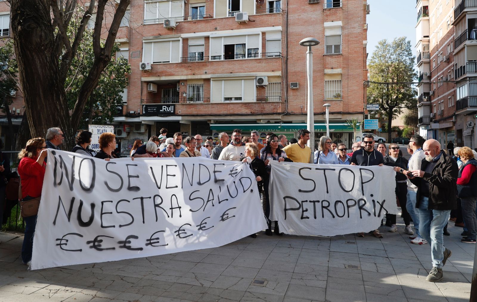 Protesta de los vecinos de la barriada Valparaíso en San Juan de Aznalfarache.
