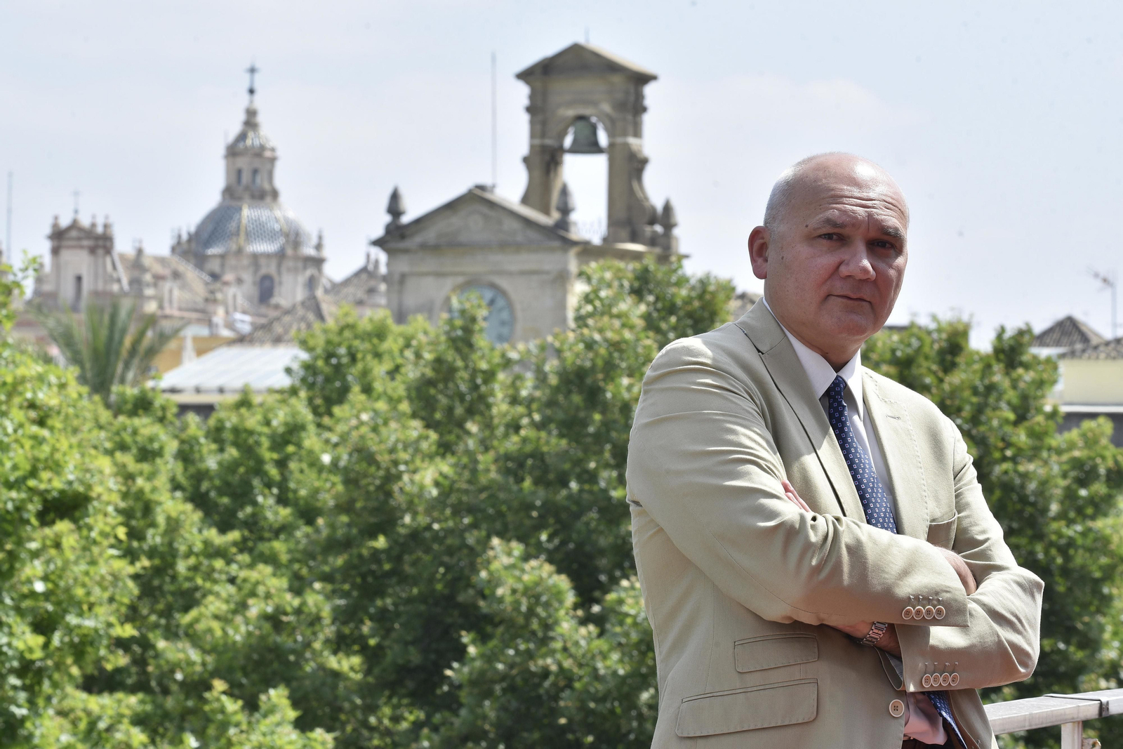 Manuel Medina posa para el fotógrafo en un receso de la entrevista.