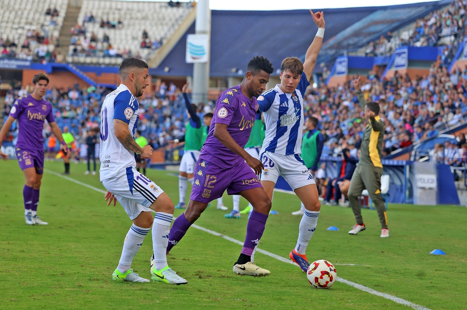 Antonio Domínguez y Davinchi presionan a Josiel Núñez.