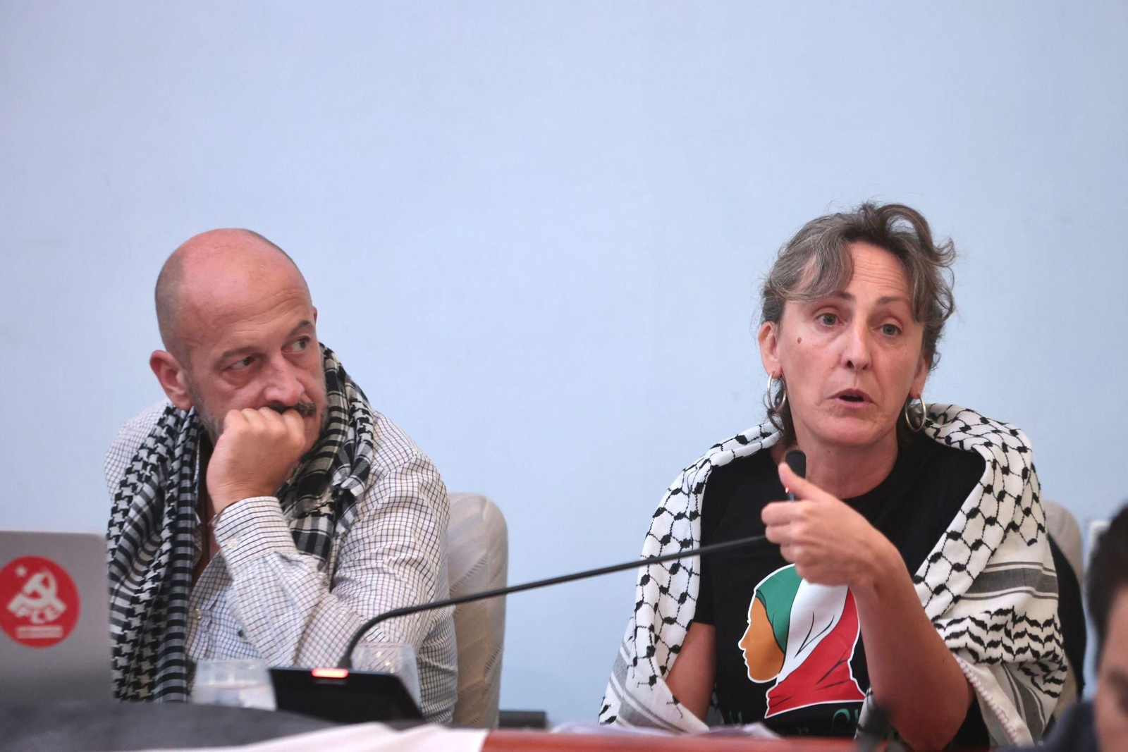 Raúl Ruiz-Berdejo y Kika González, durante el pleno celebrado este viernes. Raúl Ruiz-Berdejo y Kika González, durante el pleno celebrado este viernes.