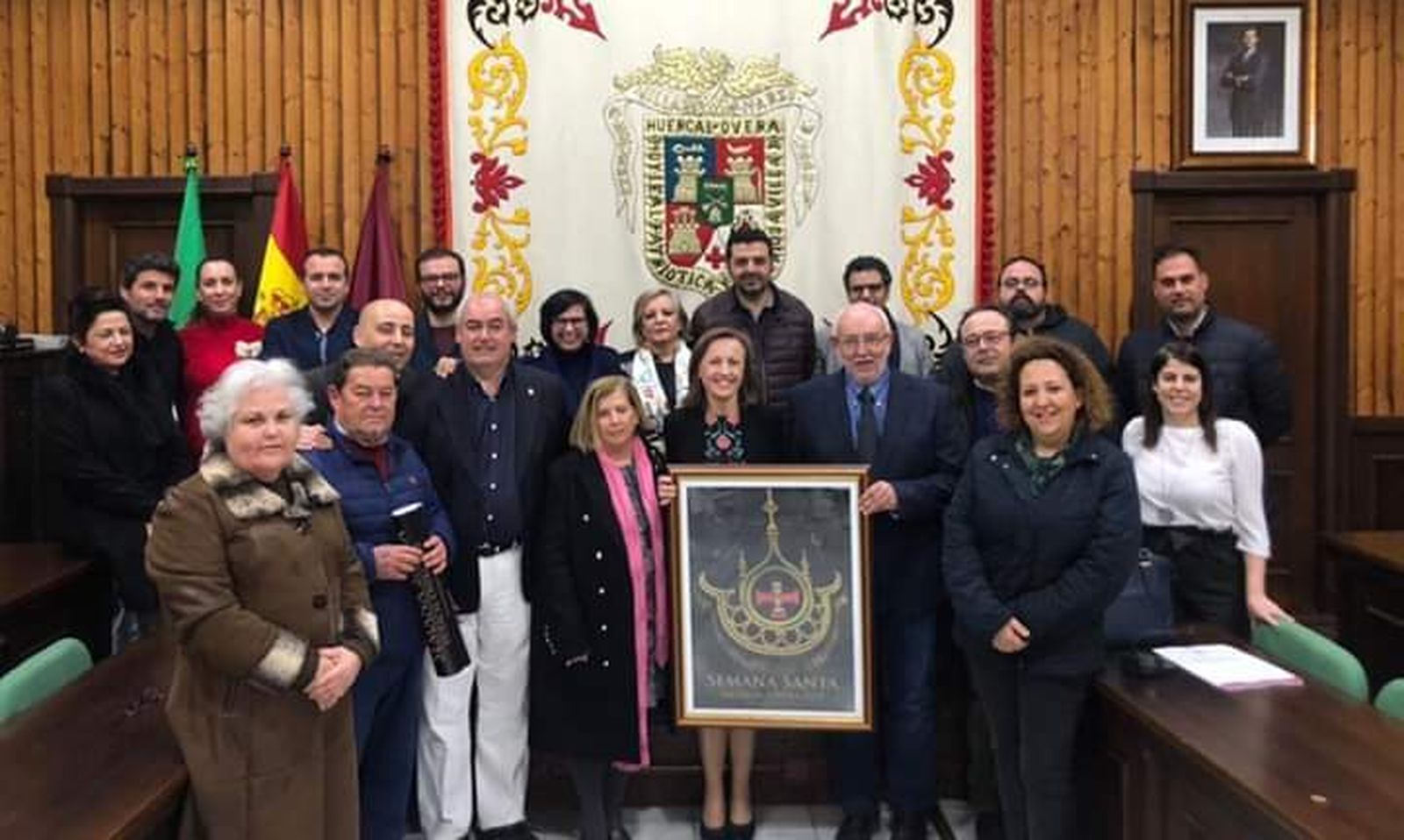 Autoridades civiles, autor de la obra y cofrades del Paso Negro con el cartel anunciador.