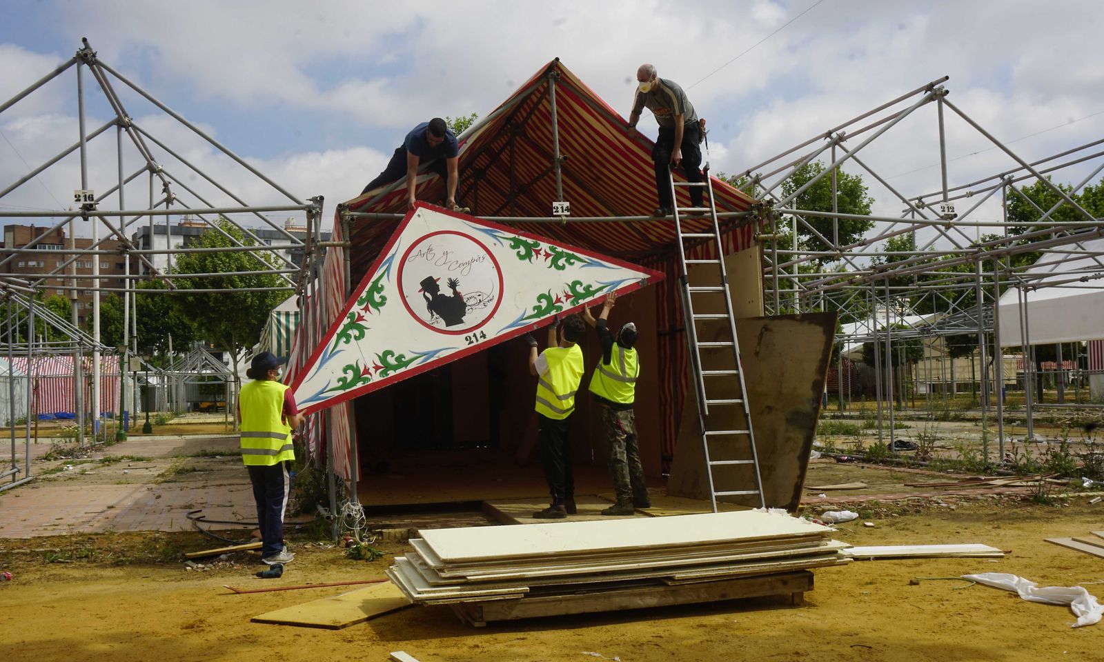 Coronavirus en Sevilla: Comienza el desmontaje de la feria