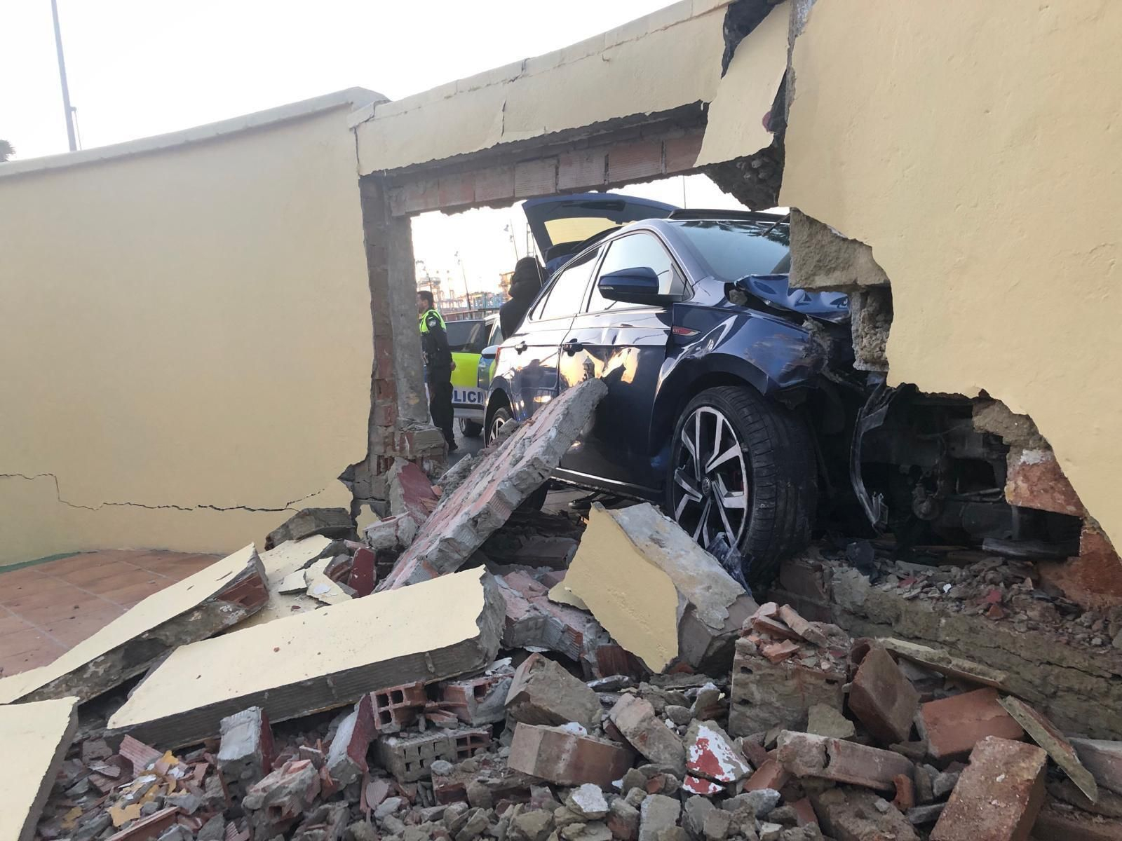 Así queda el coche accidentado en Algeciras tras chocar contra una casa del paseo marítimo