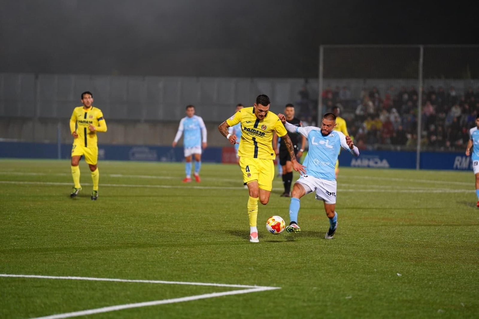 David Agudo presiona a Rafa Marín para quitarle el balón.