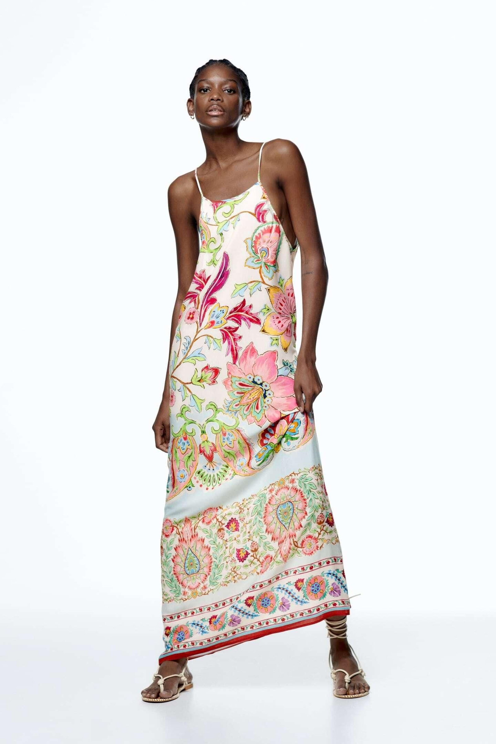 Vestido de flores y tirantas de Zara. Vestido de flores y tirantas de Zara.