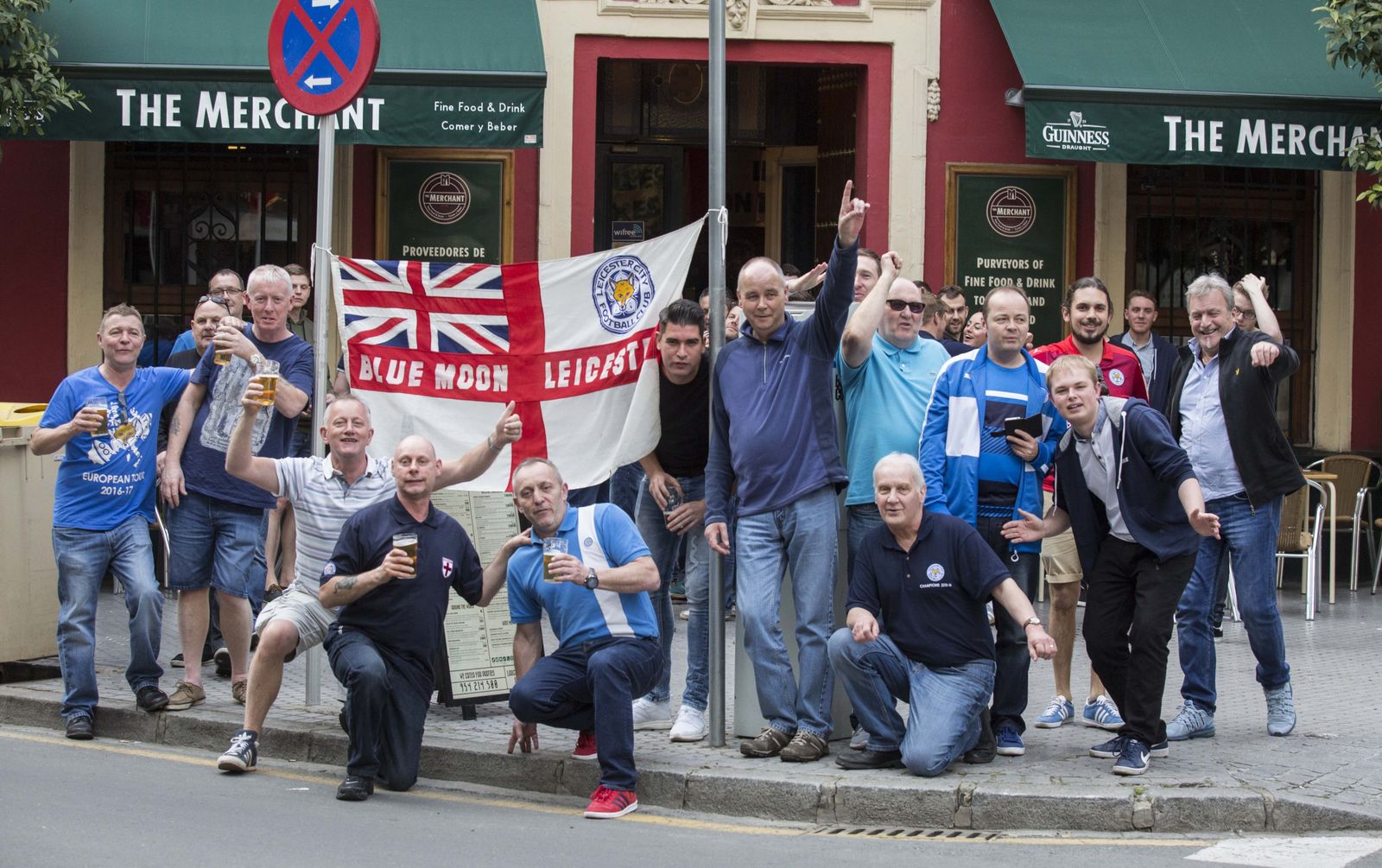 Un grupo de aficionados del Leicester posa en la puerta del pub Merchant, en la calle Canalejas.