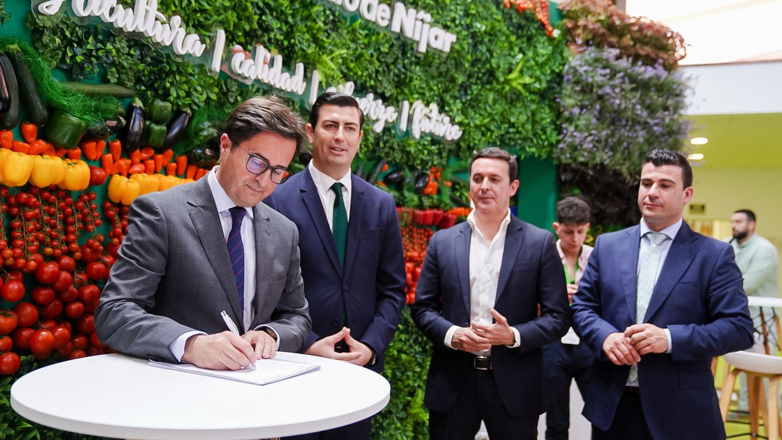 El alcalde El Ejido también estampa su firma.