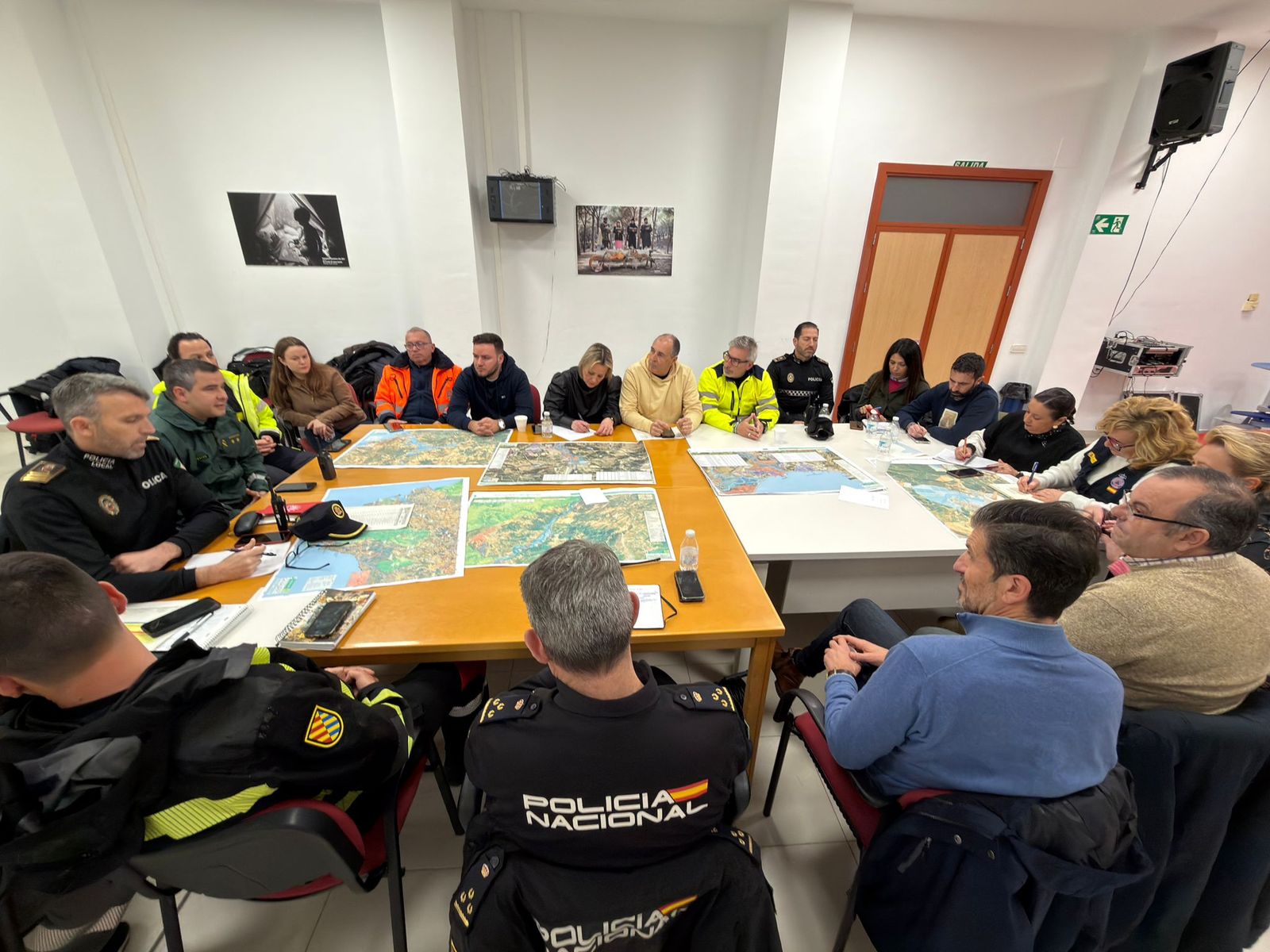 Mesa de coordinación celebrada en el Ayuntamiento de San Roque con mandos policiales y técnicos municipales.