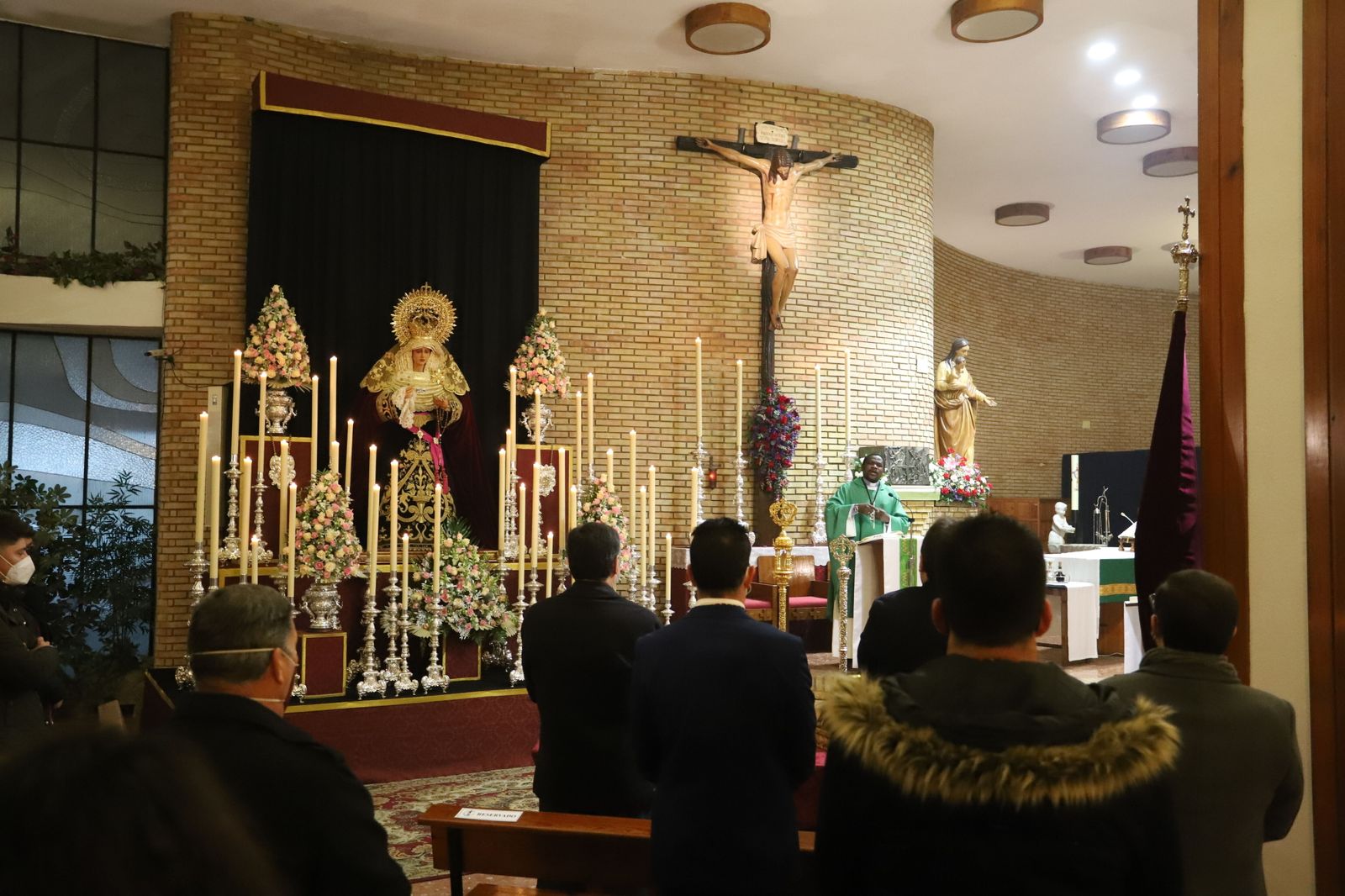 Cultos a la Virgen de la Caridad de Huelva donde se aprecia la corona que fue sustraída.