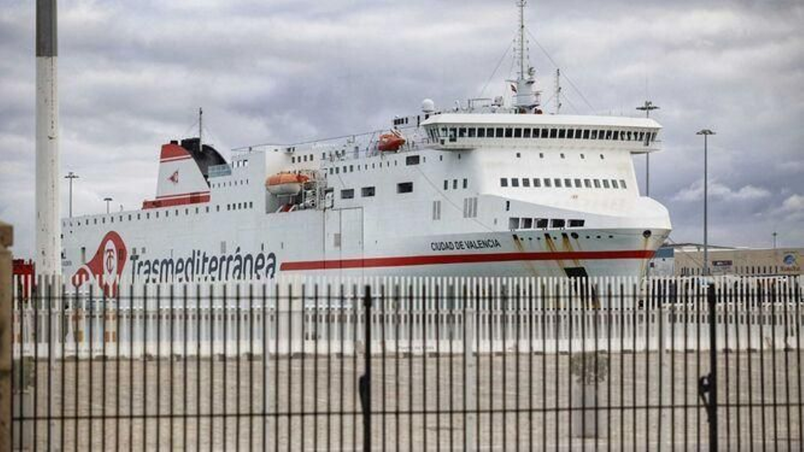 El Ferry 'Ciudad de Valencia', amarrado en el muelle Marqués de Comillas.