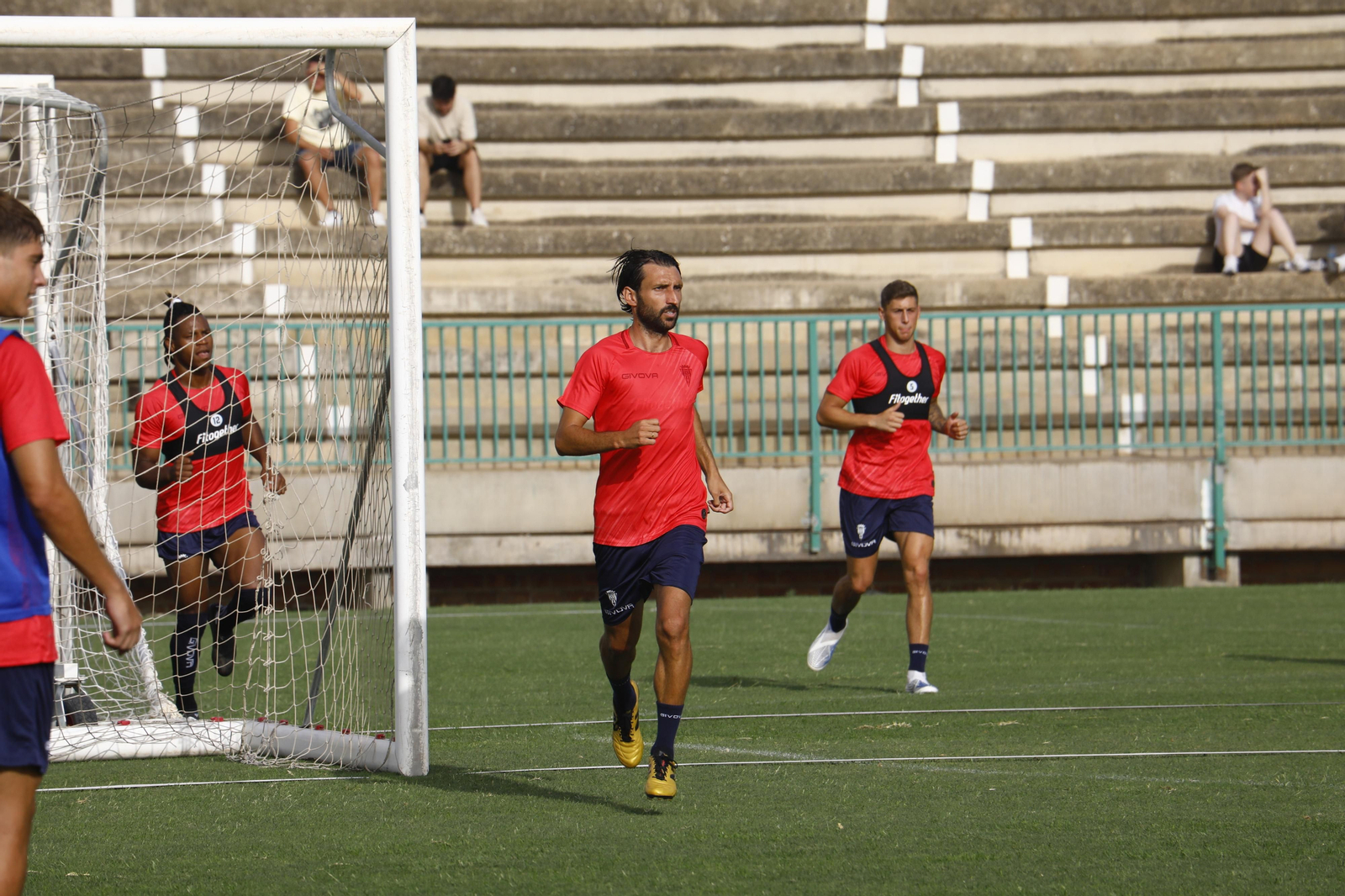 Álex Bernal durante el entrenamiento del Córdoba CF.