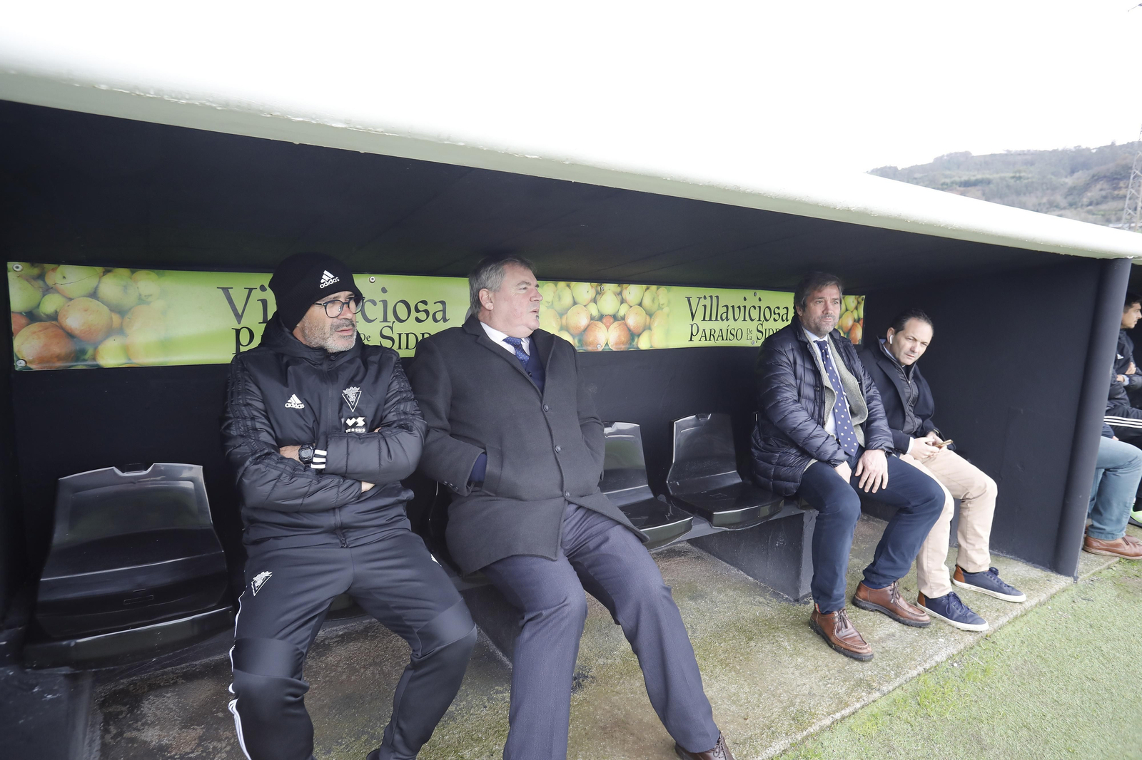 Cervera (d), en el banquillo junto al presidente, Manuel Vizcaíno, antes del partido en Asturias.