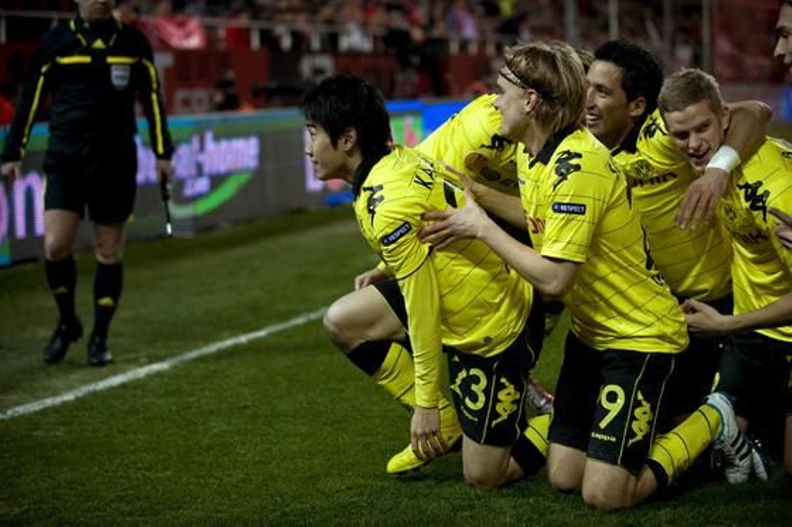 El Sevilla pasa a la siguiente ronda de la Liga Europa tras empatar 2-2 con el Borussia Dortmund. / AFP