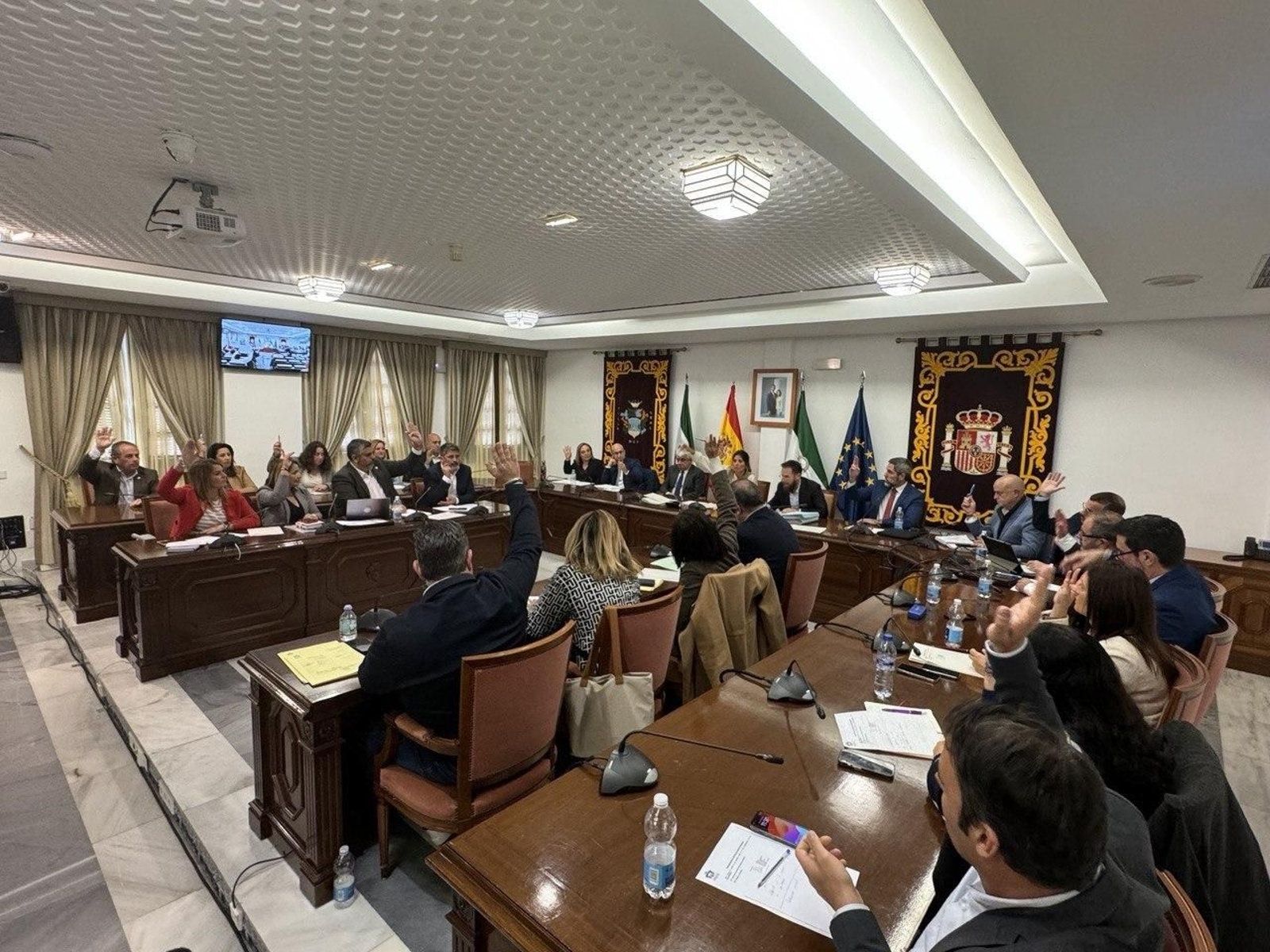 Una votación del Pleno celebrado ayer.