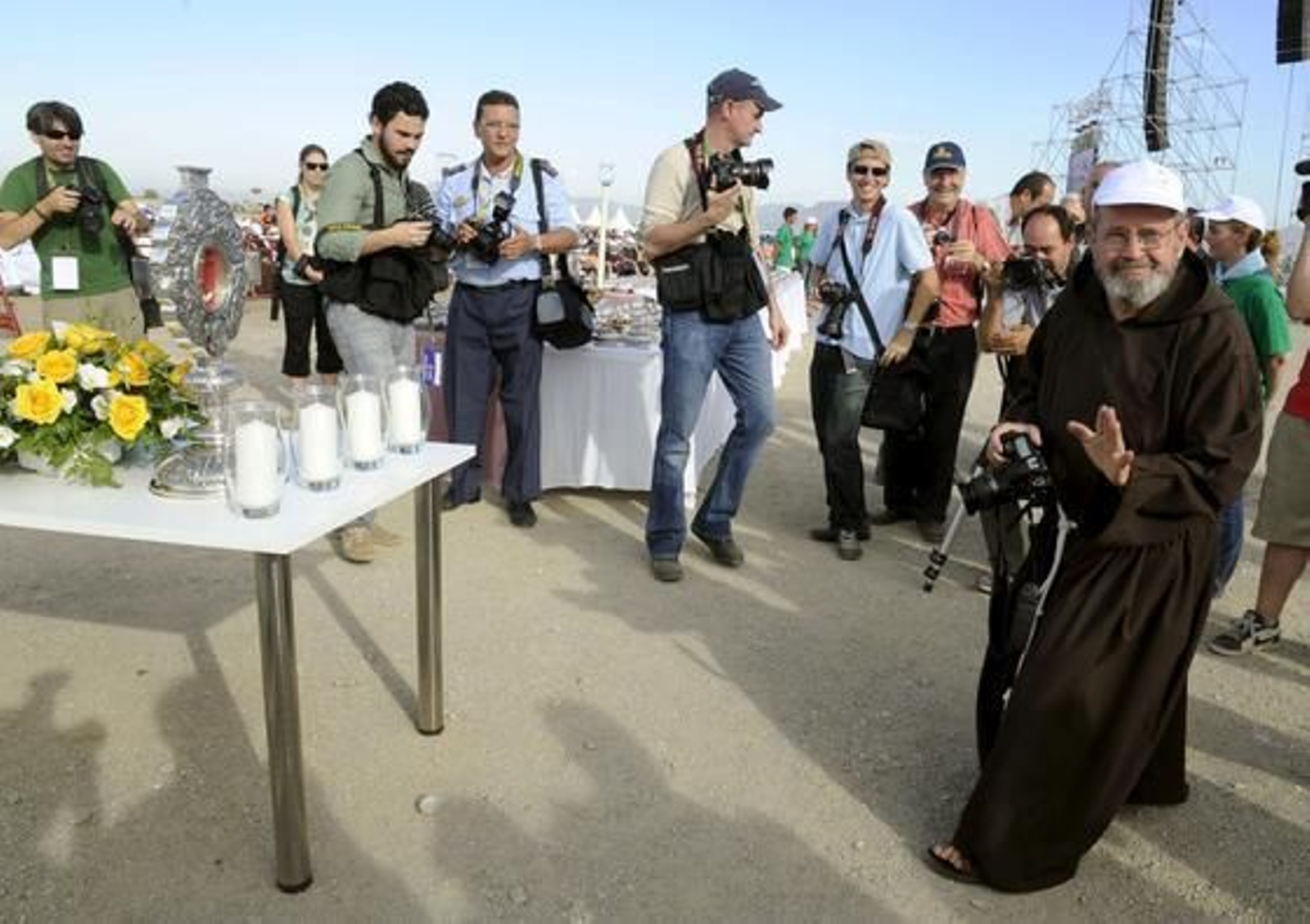 Miles de personas acuden al acto de beatificación de Fray Leopoldo en la base aérea de Armilla. / EFE