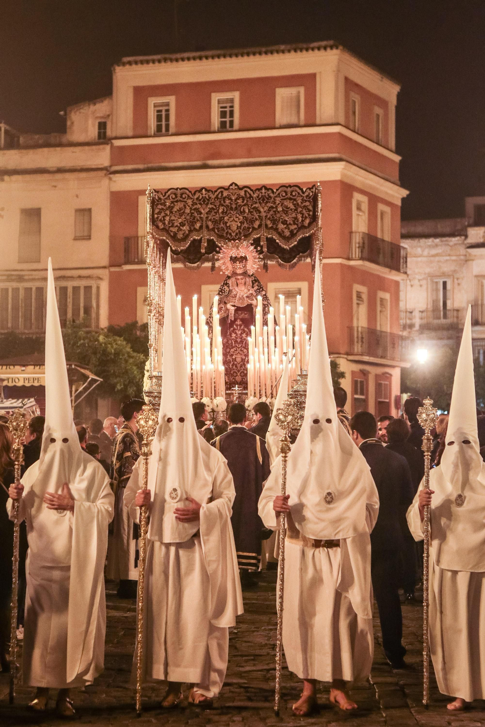 El palio de María Santísima de la Esperanza saliendo de san Francisco.