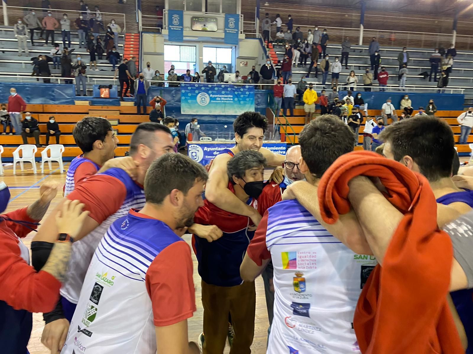 David Cárdenas y sus jugadores celebran el triunfo en Huelva.