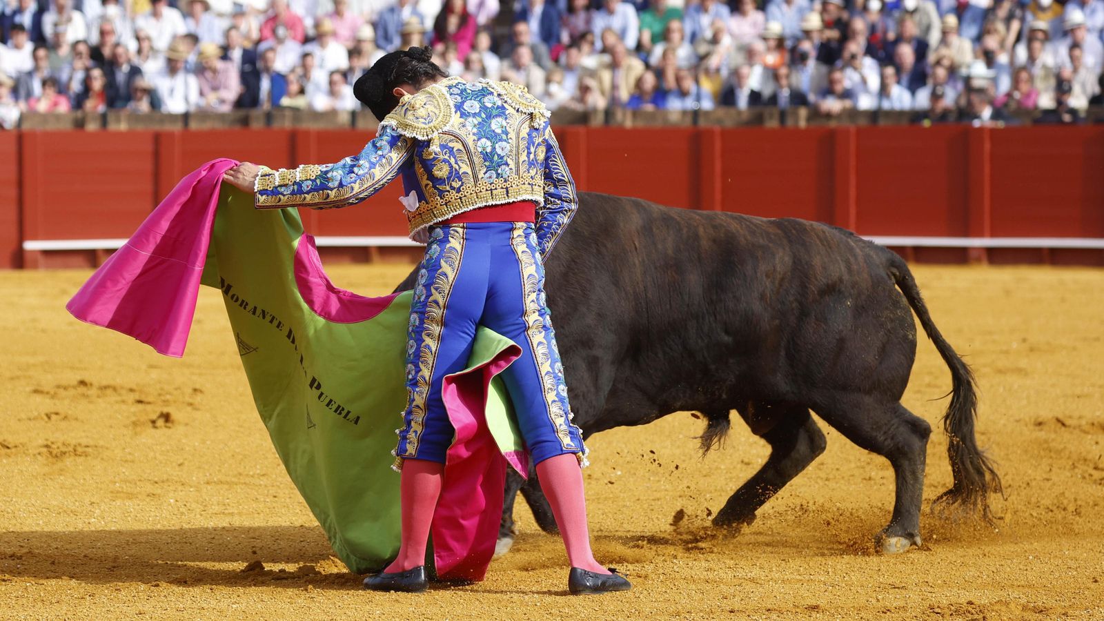 Las vueltas verdes del capote de Morante de la Puebla fue uno de los detalles de la tarde.